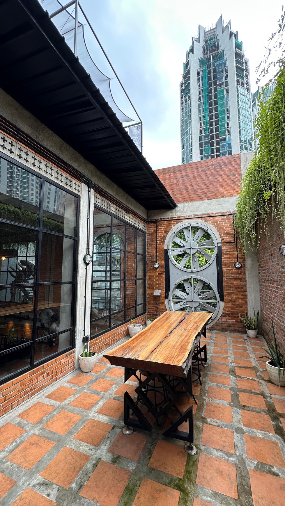 Rumah 2 lantai + RoofTop dengan konsep Industrial, di kawasan elite Setia budi jakarta selatan.