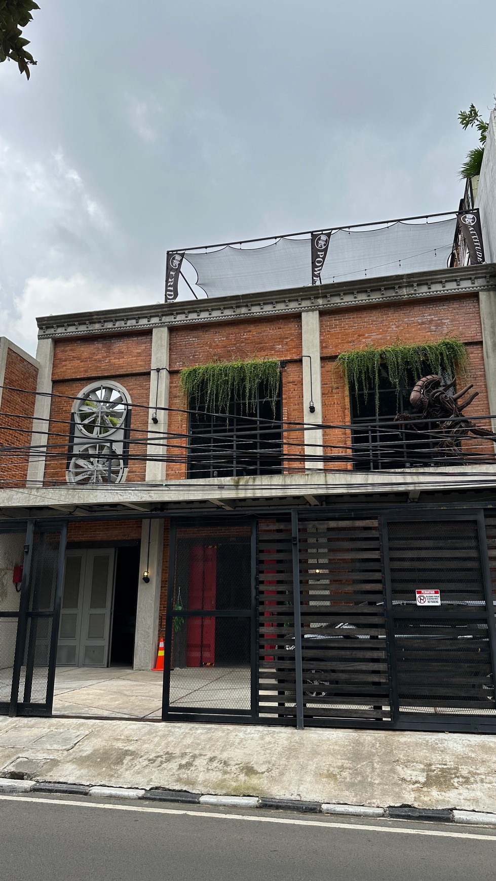 Rumah 2 lantai + RoofTop dengan konsep Industrial, di kawasan elite Setia budi jakarta selatan.