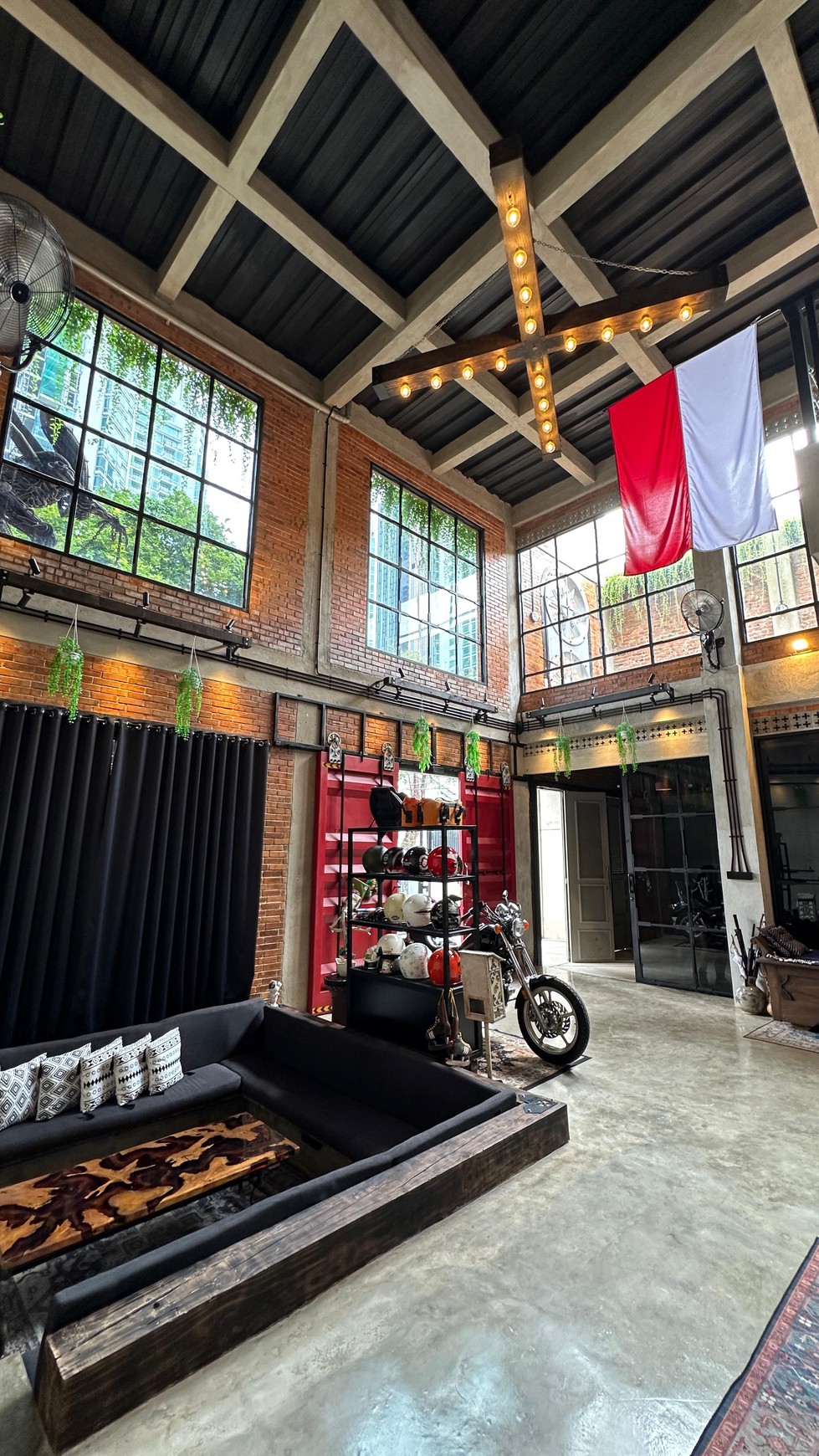Rumah 2 lantai + RoofTop dengan konsep Industrial, di kawasan elite Setia budi jakarta selatan.