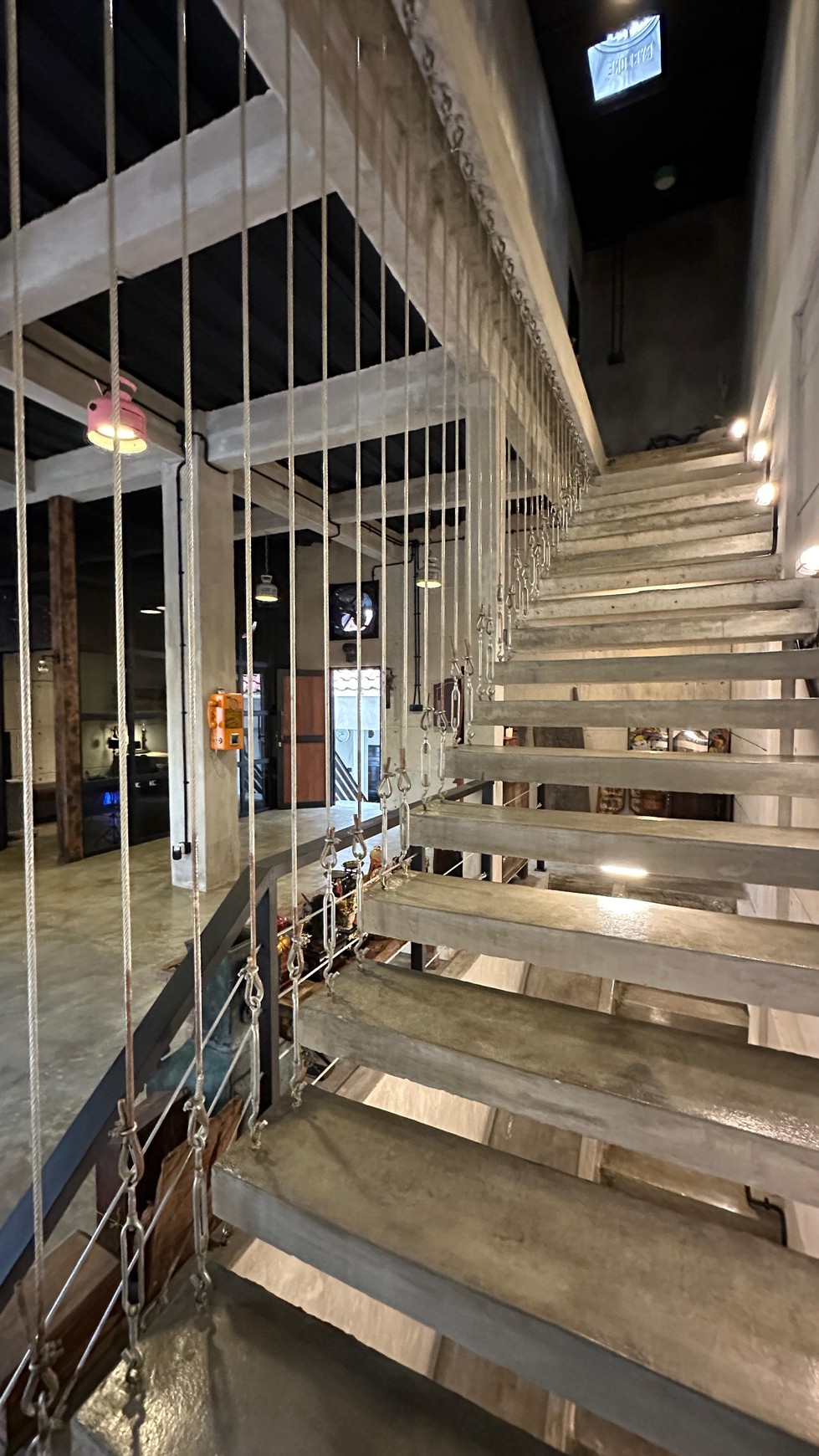 Rumah 2 lantai + RoofTop dengan konsep Industrial, di kawasan elite Setia budi jakarta selatan.