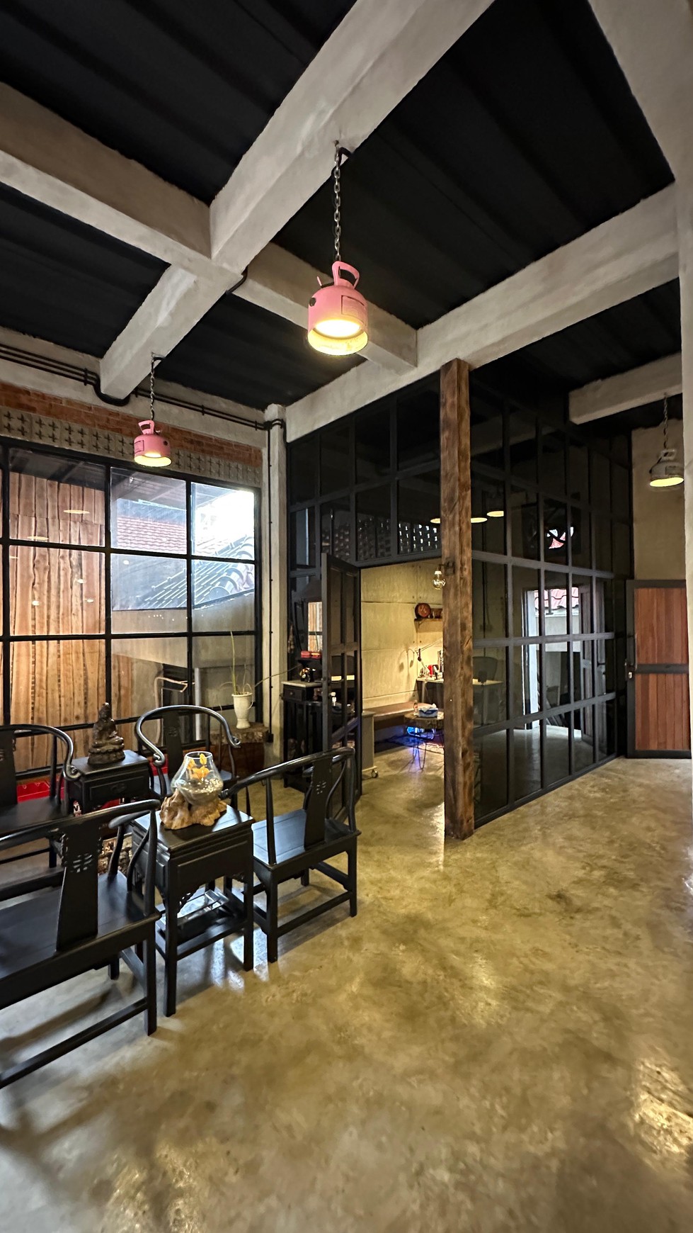 Rumah 2 lantai + RoofTop dengan konsep Industrial, di kawasan elite Setia budi jakarta selatan.