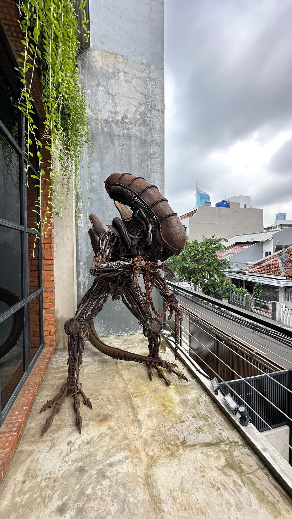 Rumah 2 lantai + RoofTop dengan konsep Industrial, di kawasan elite Setia budi jakarta selatan.