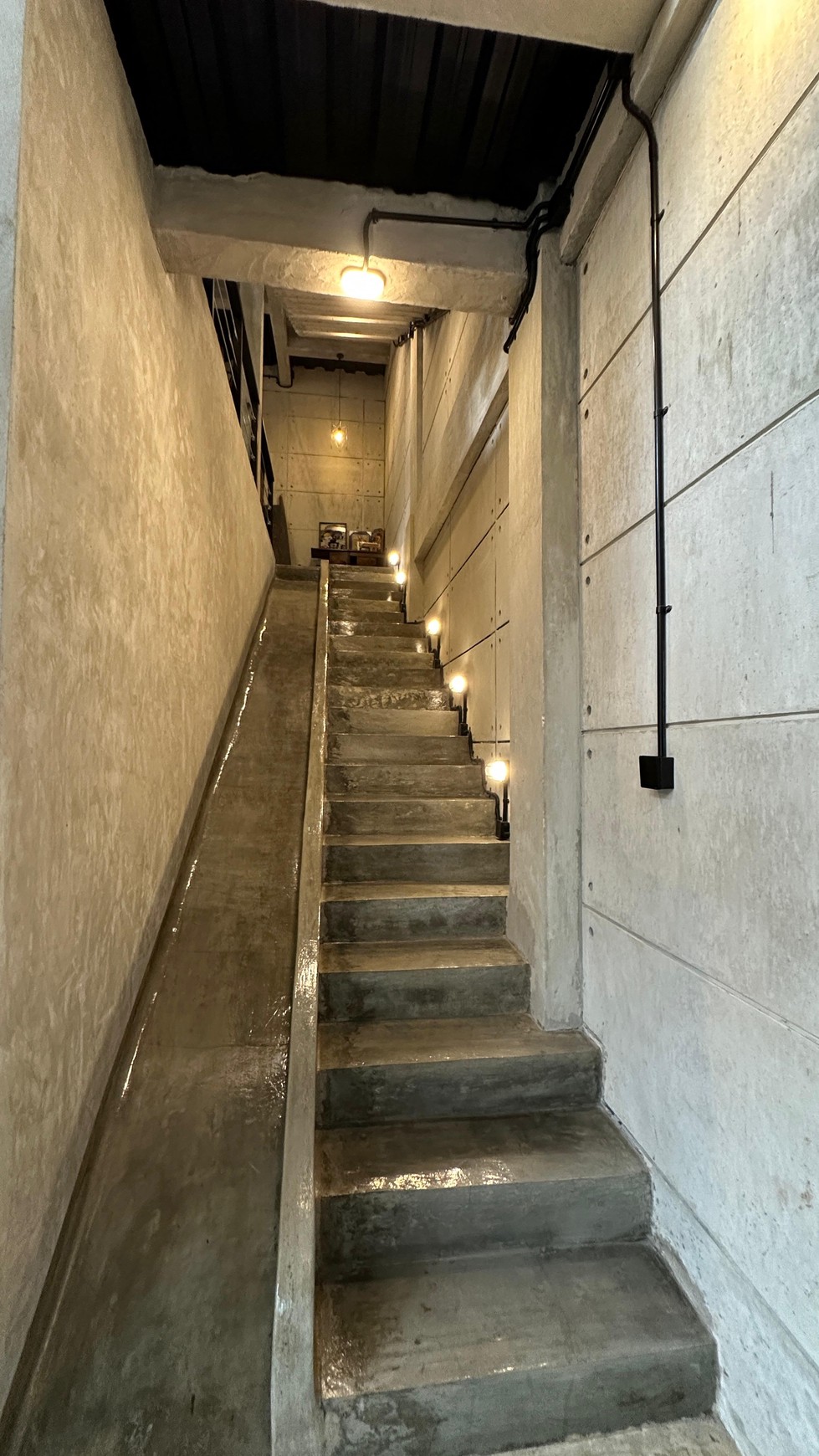 Rumah 2 lantai + RoofTop dengan konsep Industrial, di kawasan elite Setia budi jakarta selatan.