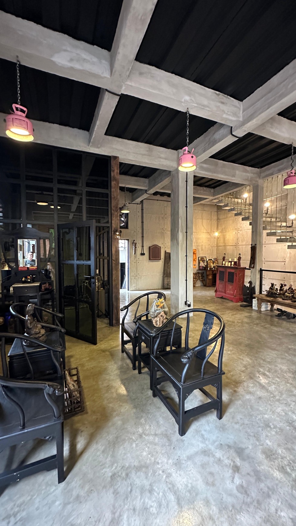 Rumah 2 lantai + RoofTop dengan konsep Industrial, di kawasan elite Setia budi jakarta selatan.