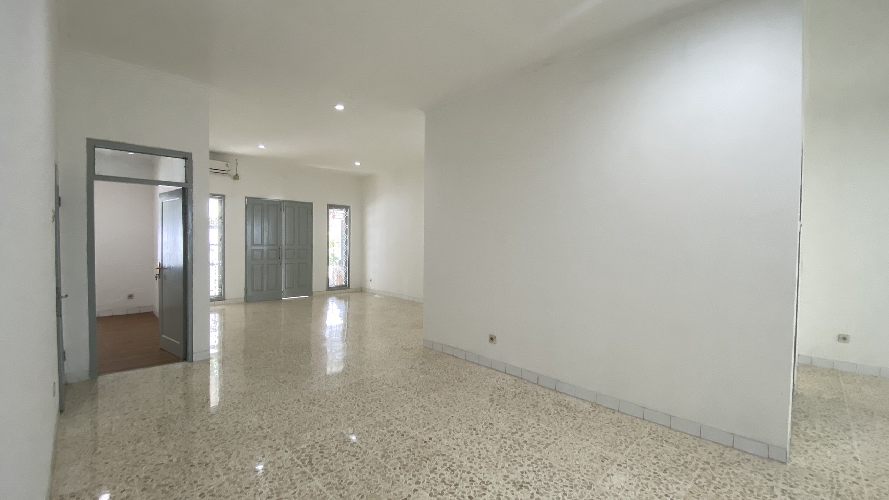 RUMAH SIAP HUNI COCOK JUGA UNTUK KANTOR DI SENOPATI