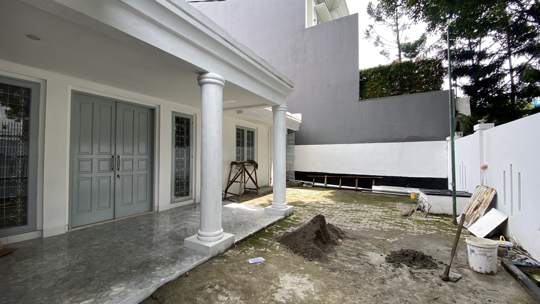 RUMAH SIAP HUNI COCOK JUGA UNTUK KANTOR DI SENOPATI
