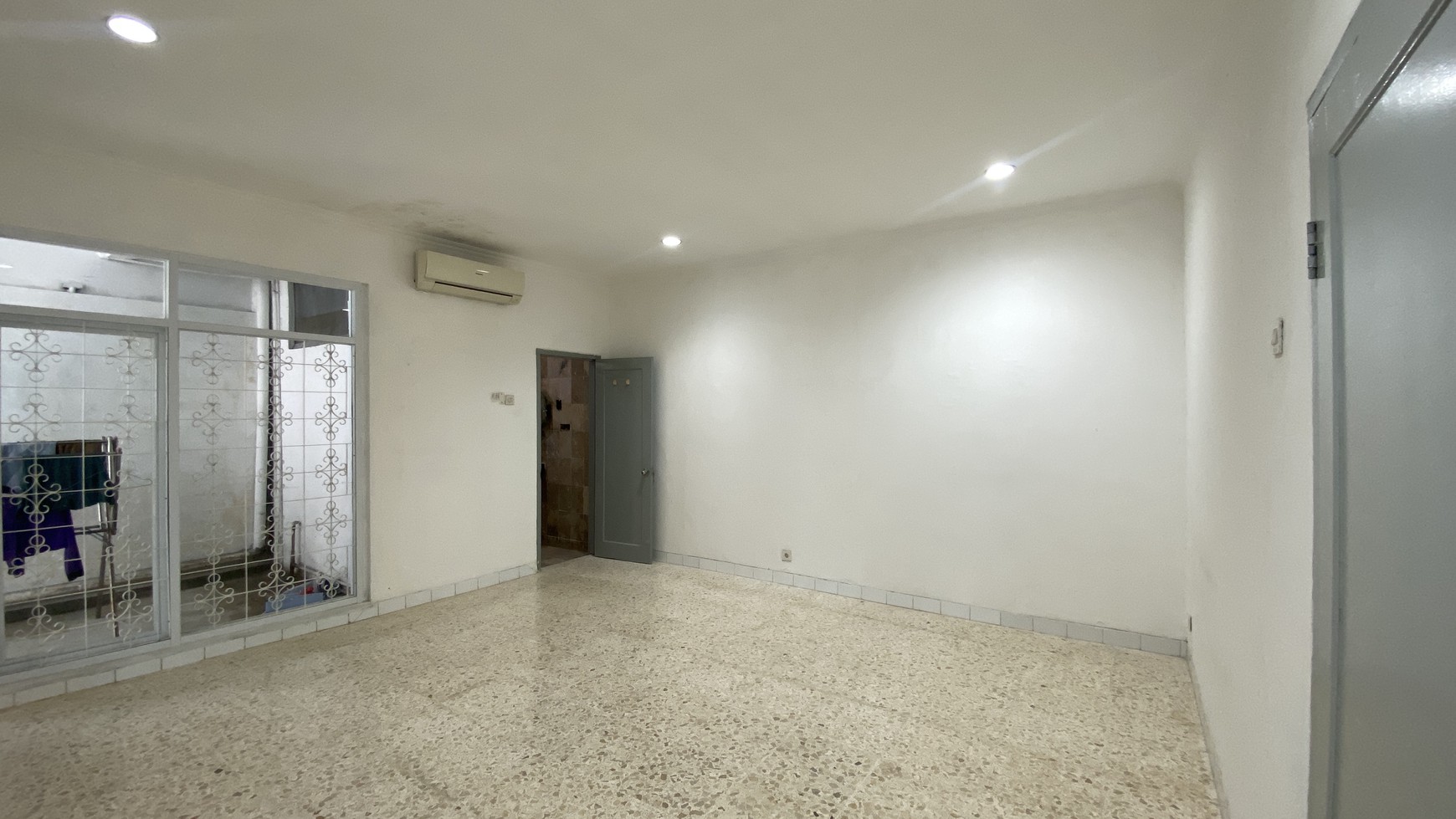 RUMAH SIAP HUNI COCOK JUGA UNTUK KANTOR DI SENOPATI