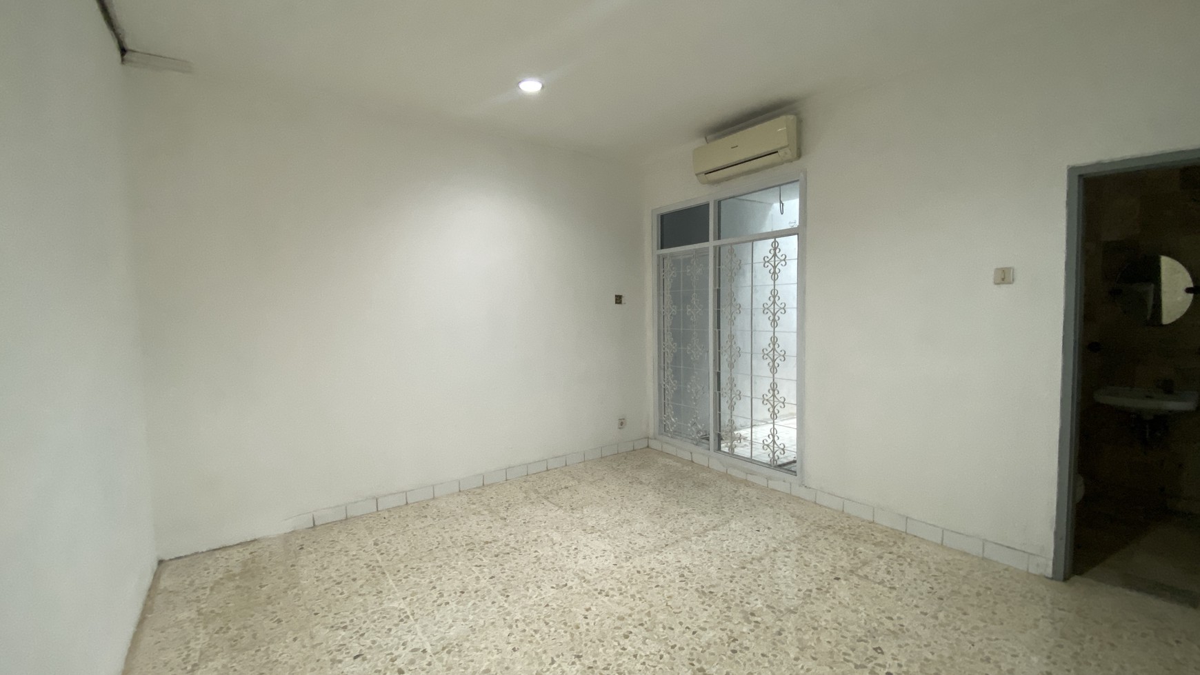 RUMAH SIAP HUNI COCOK JUGA UNTUK KANTOR DI SENOPATI