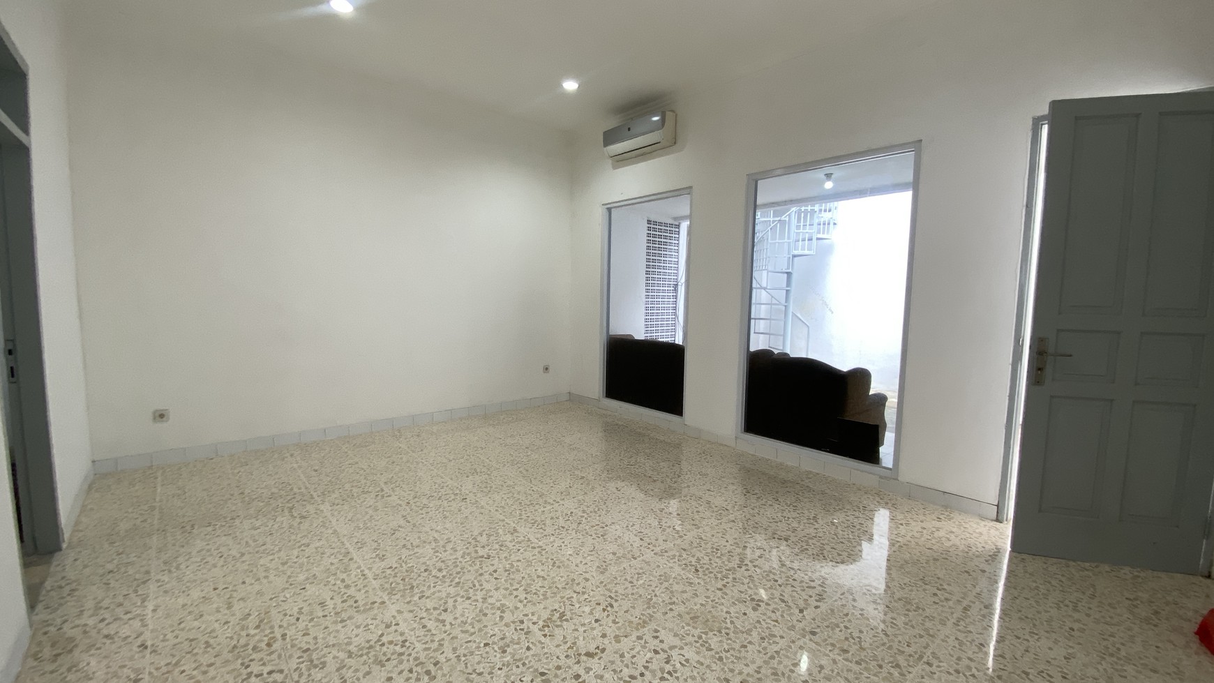 RUMAH SIAP HUNI COCOK JUGA UNTUK KANTOR DI SENOPATI