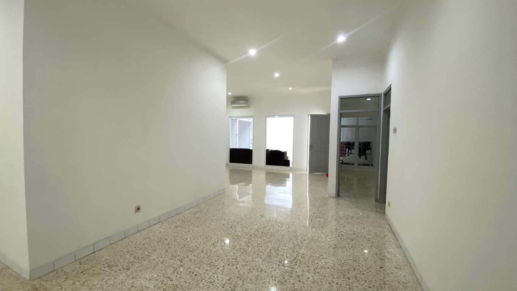 RUMAH SIAP HUNI COCOK JUGA UNTUK KANTOR DI SENOPATI