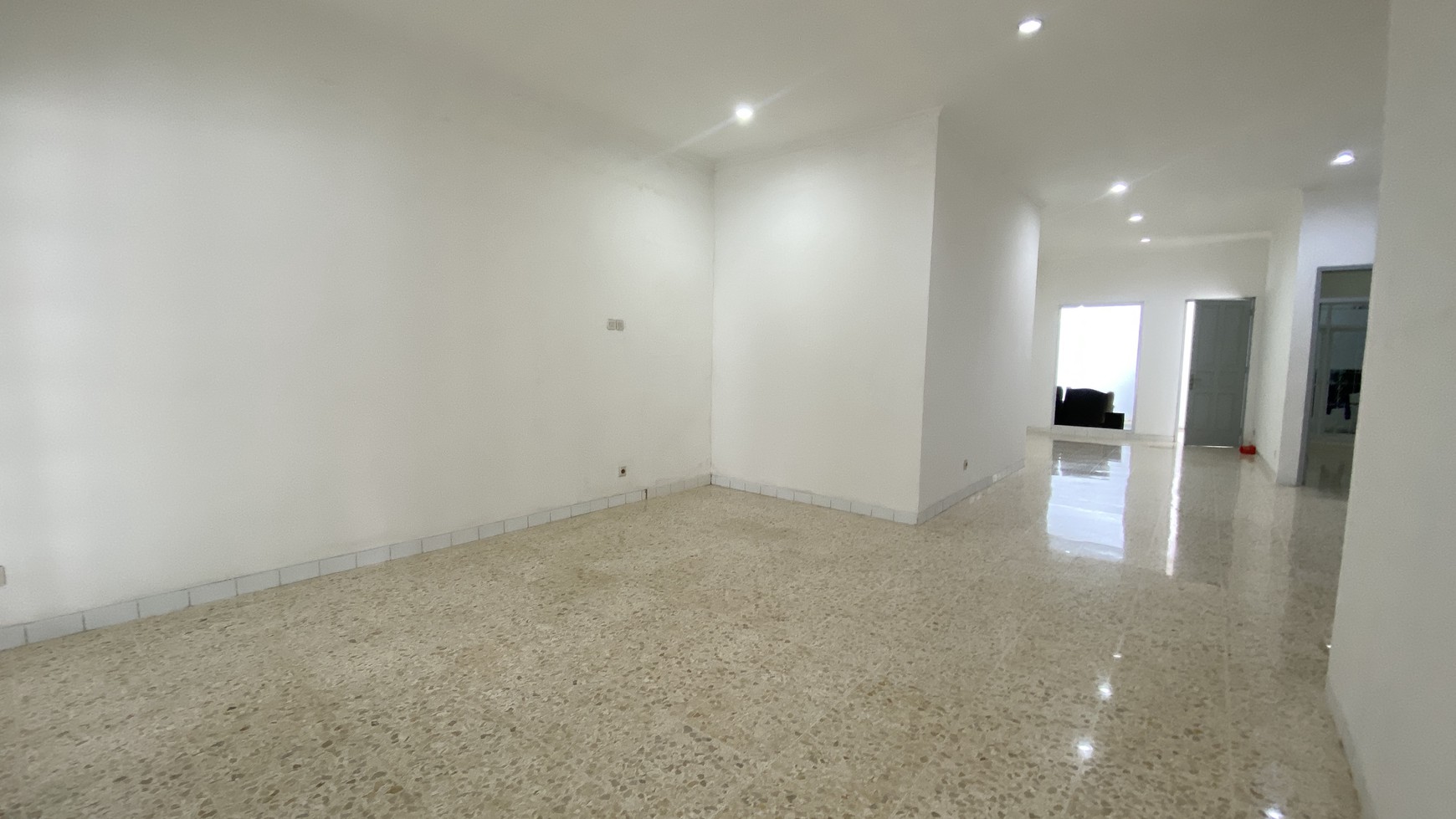 RUMAH SIAP HUNI COCOK JUGA UNTUK KANTOR DI SENOPATI