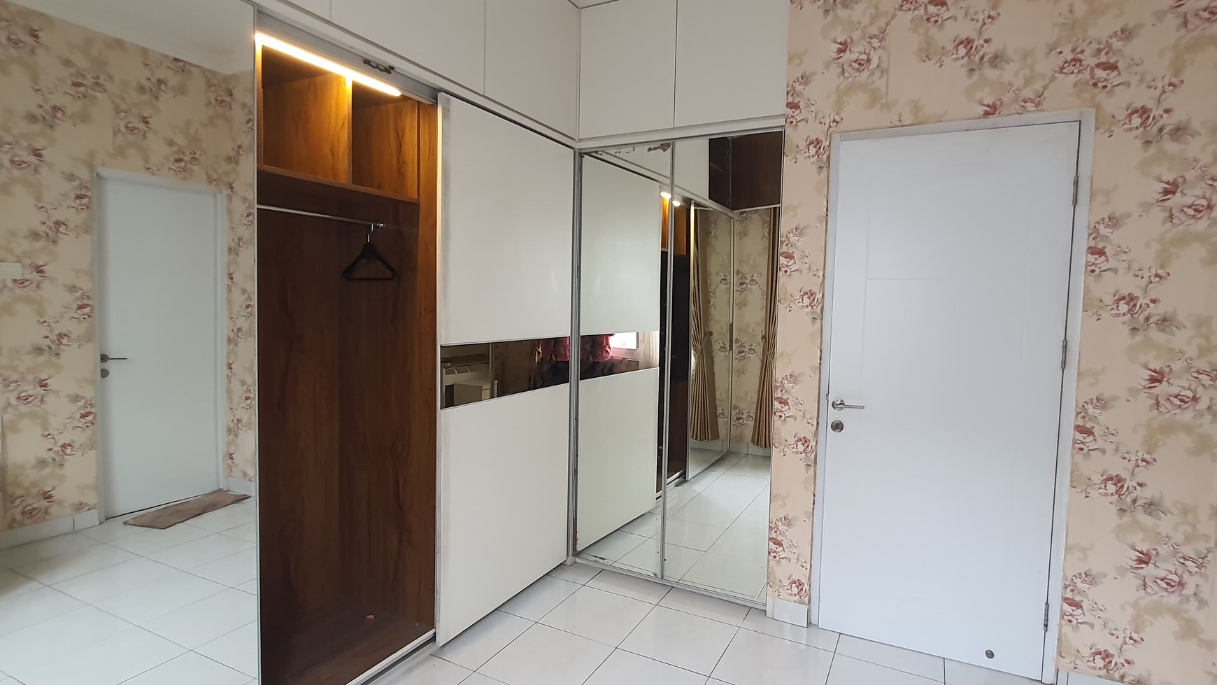 Rumah Minimalis Modern di Kota Wisata 