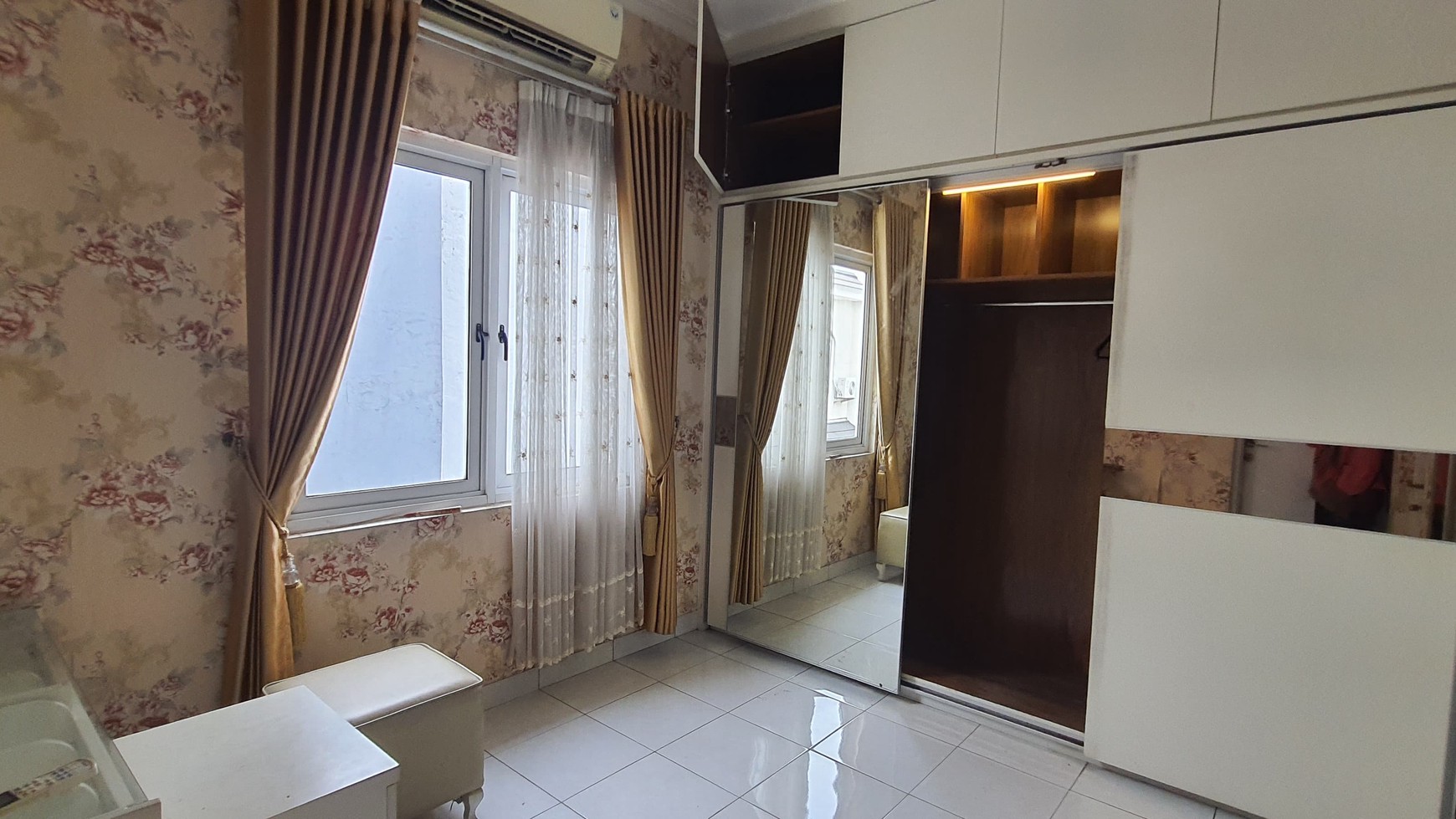 Rumah Minimalis Modern di Kota Wisata 