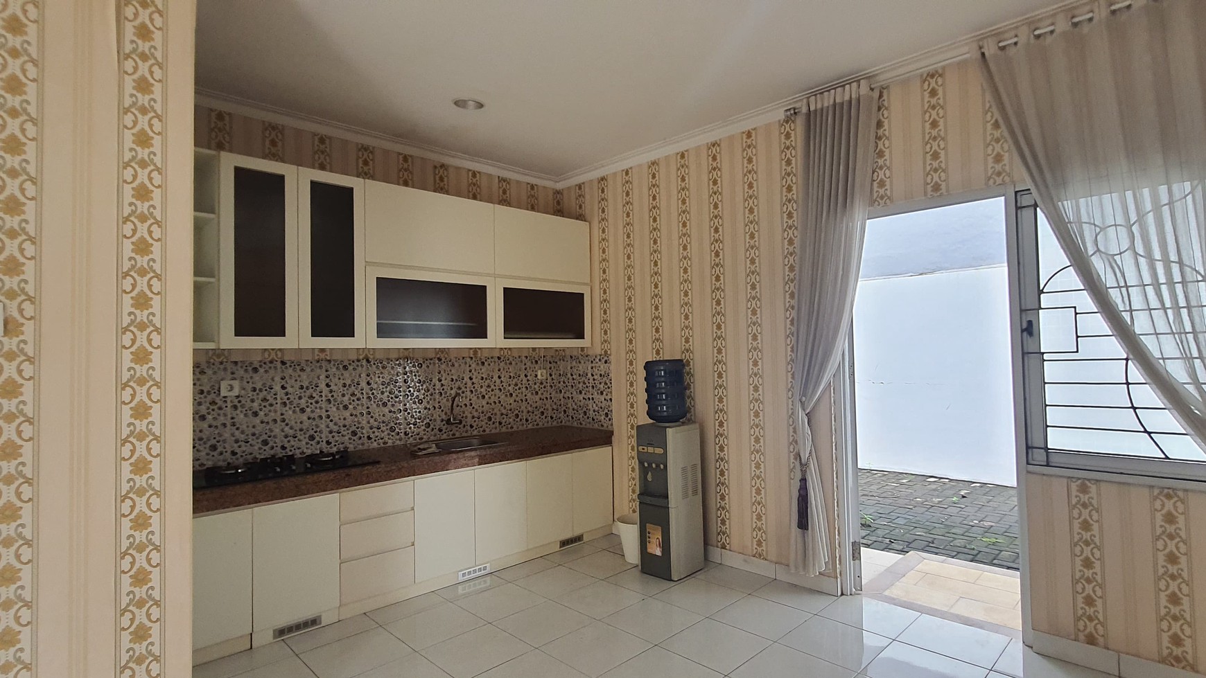 Rumah Minimalis Modern di Kota Wisata 