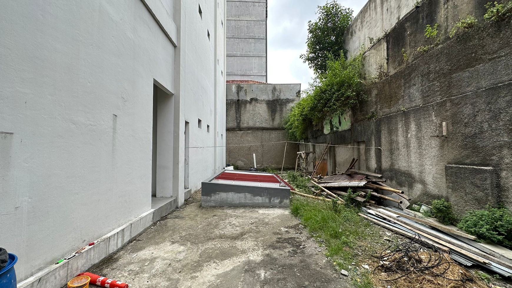 DIJUAL GEDUNG 4 LANTAI PREMIUM - WAHID HASYIM, MENTENG, JAKARTA PUSAT