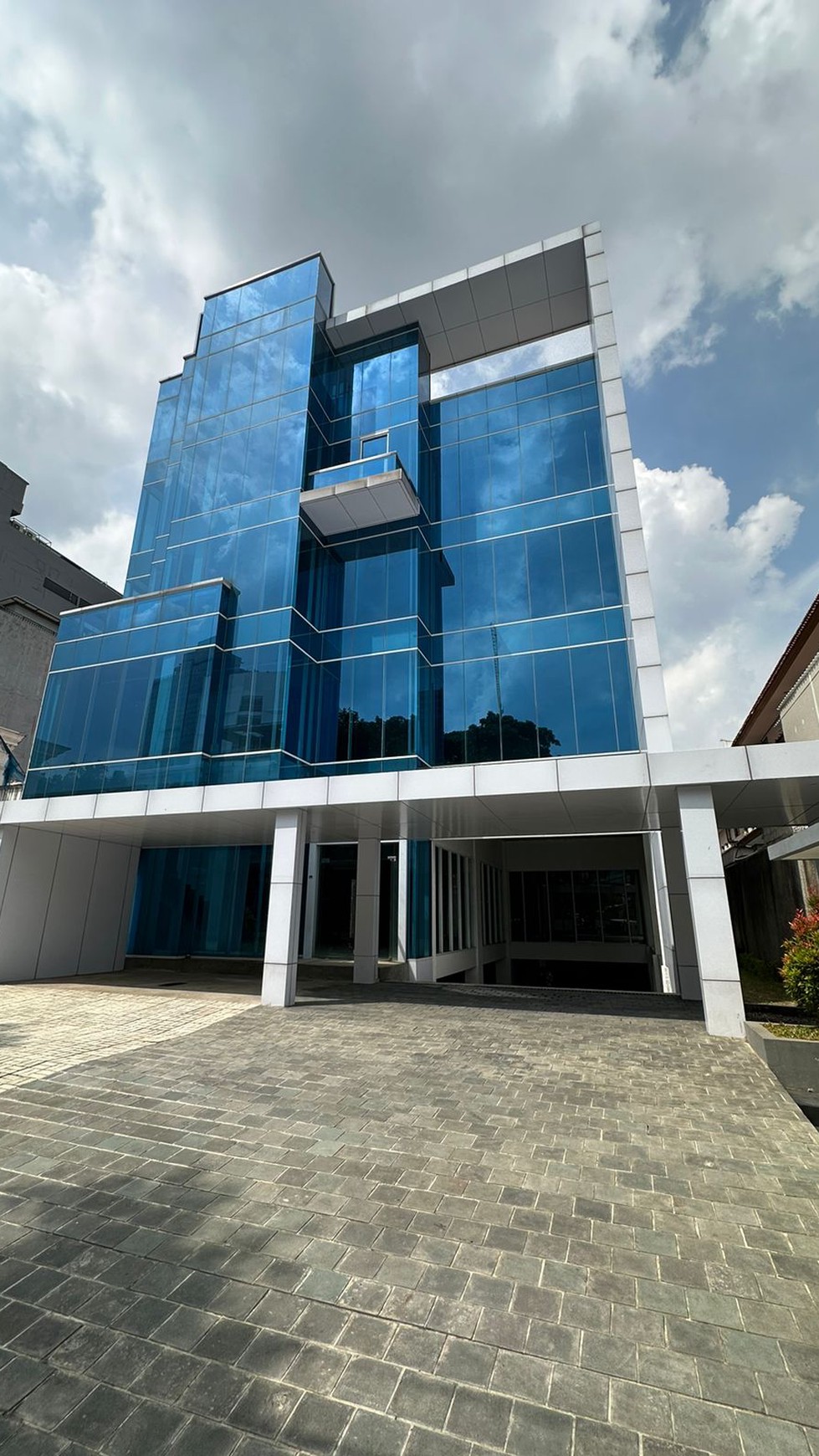 DIJUAL GEDUNG 4 LANTAI PREMIUM - WAHID HASYIM, MENTENG, JAKARTA PUSAT