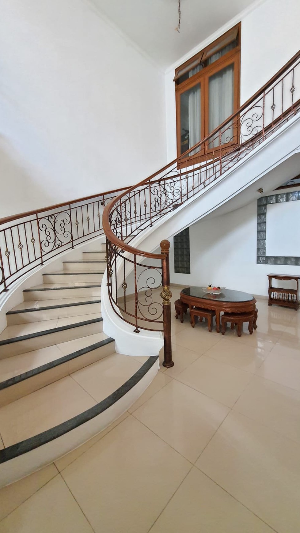 Rumah 2 lantai, bagus siap huni di Bintaro