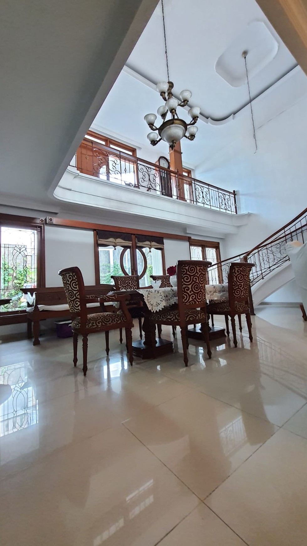 Rumah 2 lantai, bagus siap huni di Bintaro