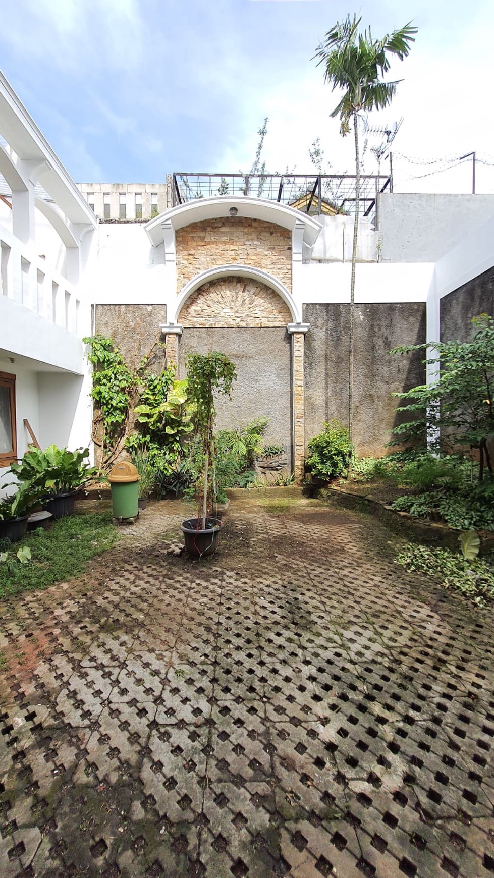 Rumah 2 lantai, bagus siap huni di Bintaro