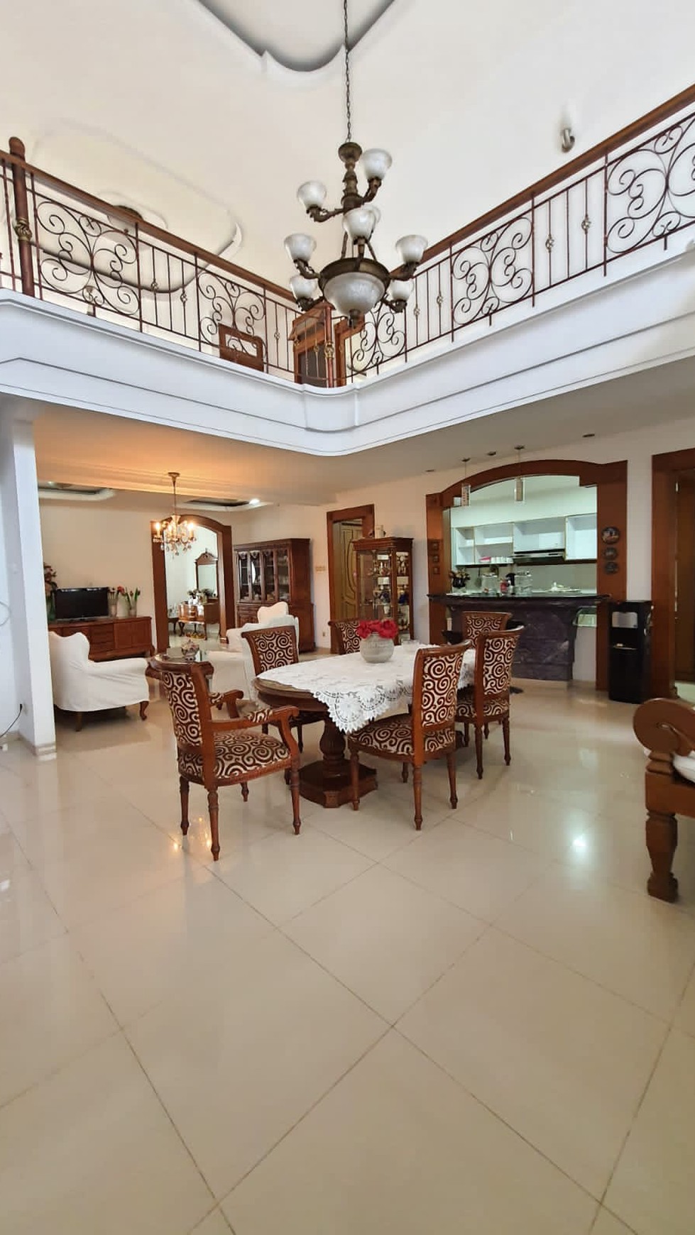 Rumah 2 lantai, bagus siap huni di Bintaro