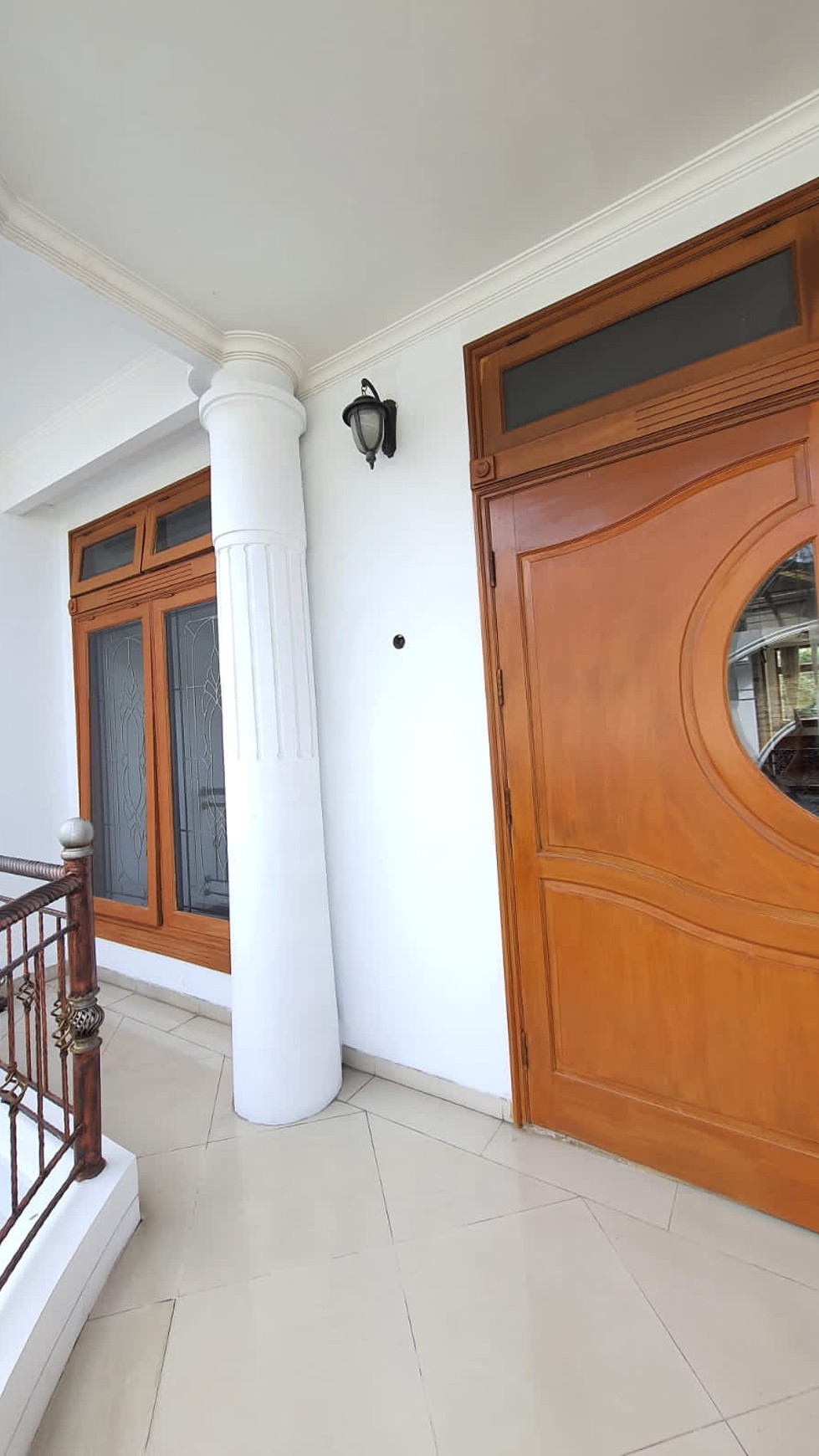 Rumah 2 lantai, bagus siap huni di Bintaro