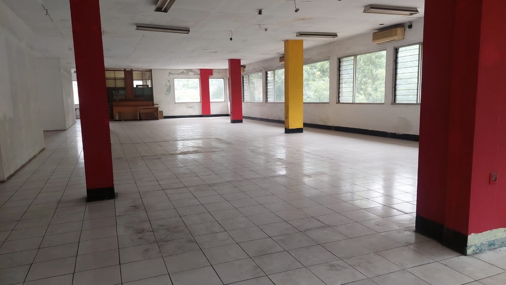 Gedung 3 Lantai Mainroad Merdeka Kec Sumur Bandung