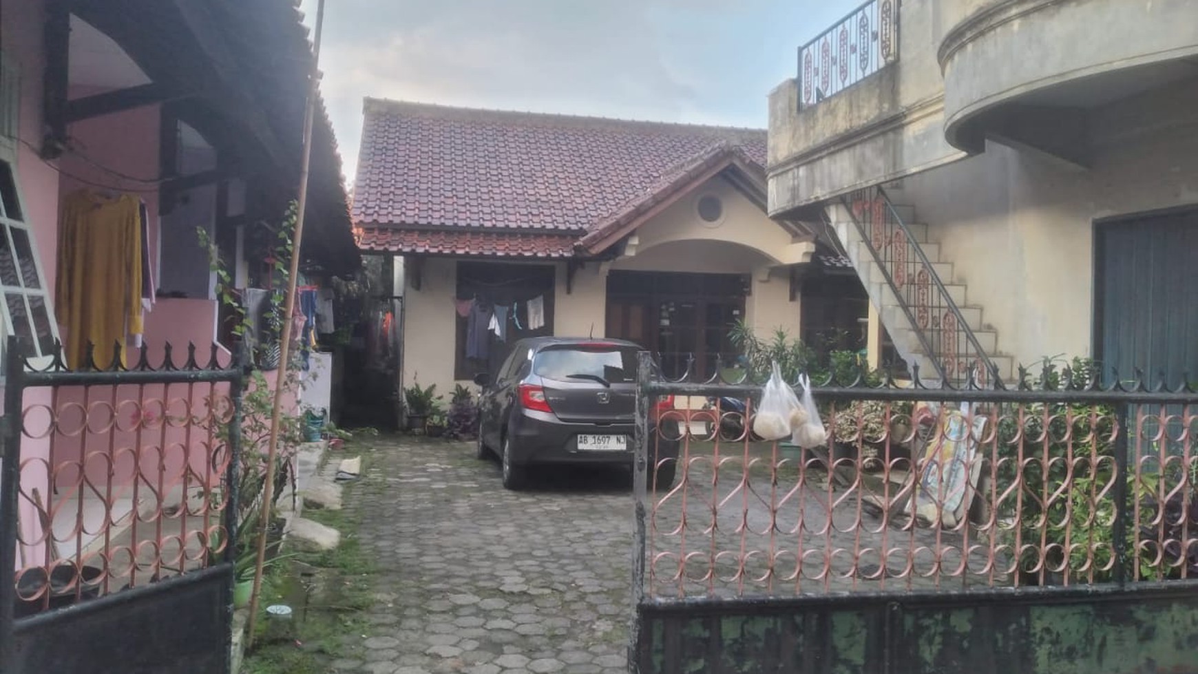 Di jual Rumah Kost + Kontrakan lokasi di Jl Mawar Margonda Depok Jawa Barat 