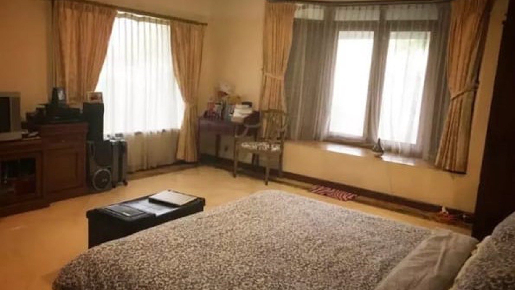 Rumah Siap Huni Halaman Luas, dan Nyaman @Menteng Raya, Bintaro.