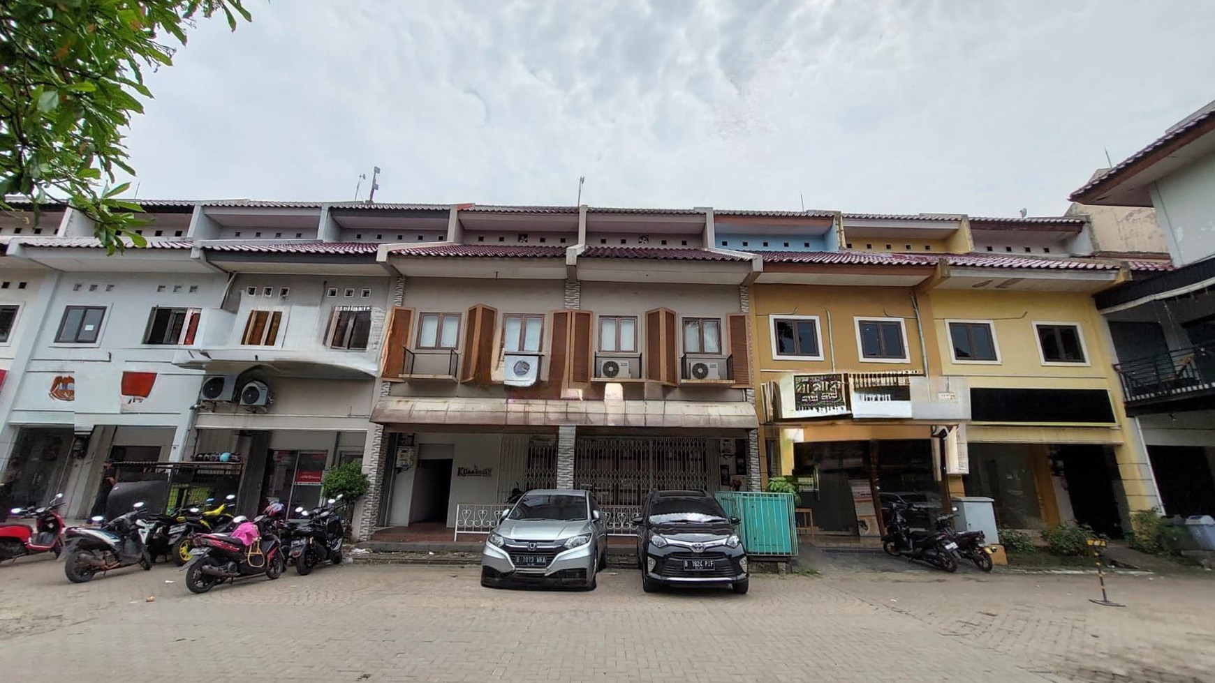 Ruko siap pakai daerah komersial di Bintaro 
