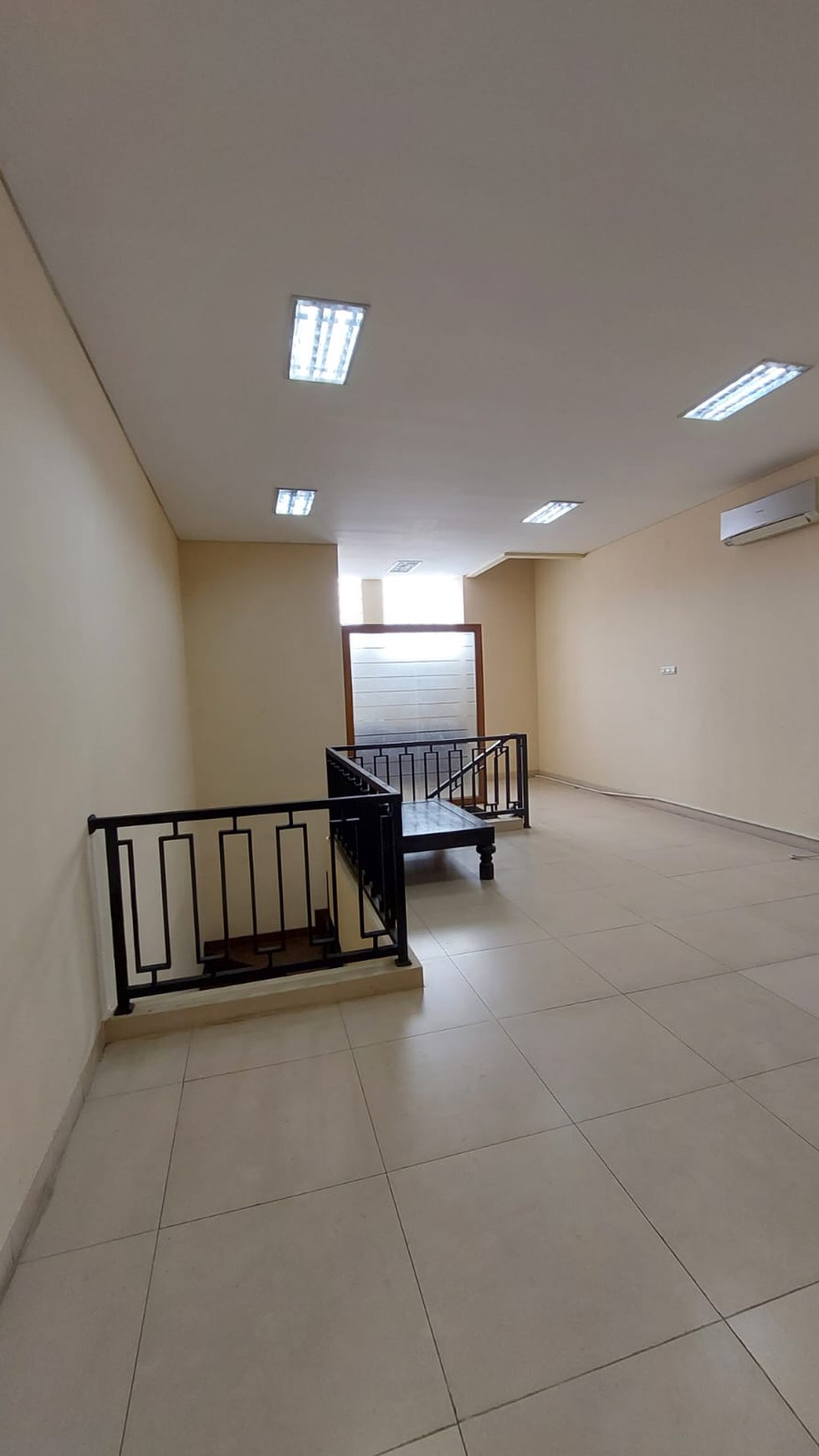 Ruko siap pakai daerah komersial di Bintaro 