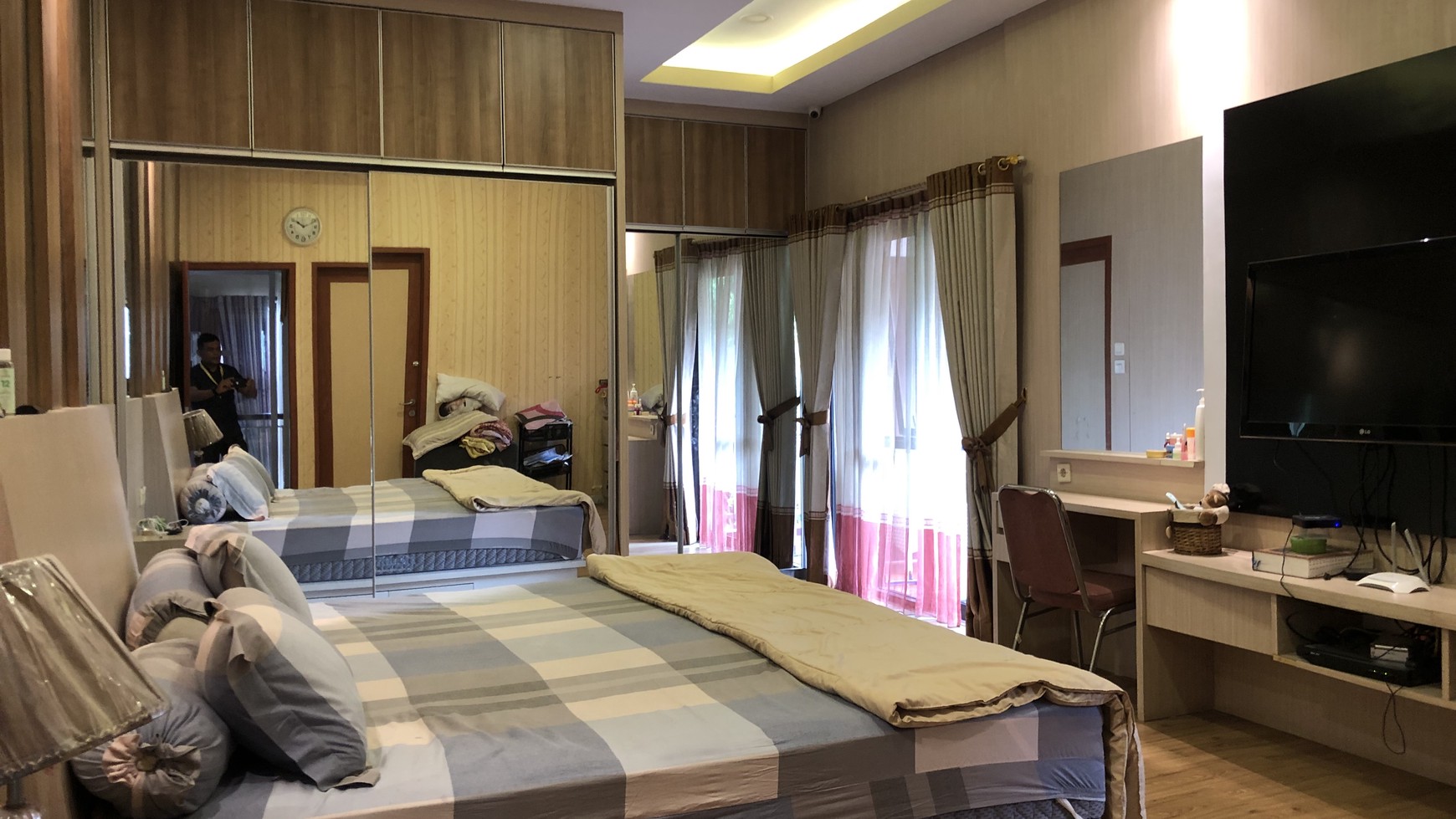 Rumah Hook di Delatinos BSD City ada Gazebo dekat Tol