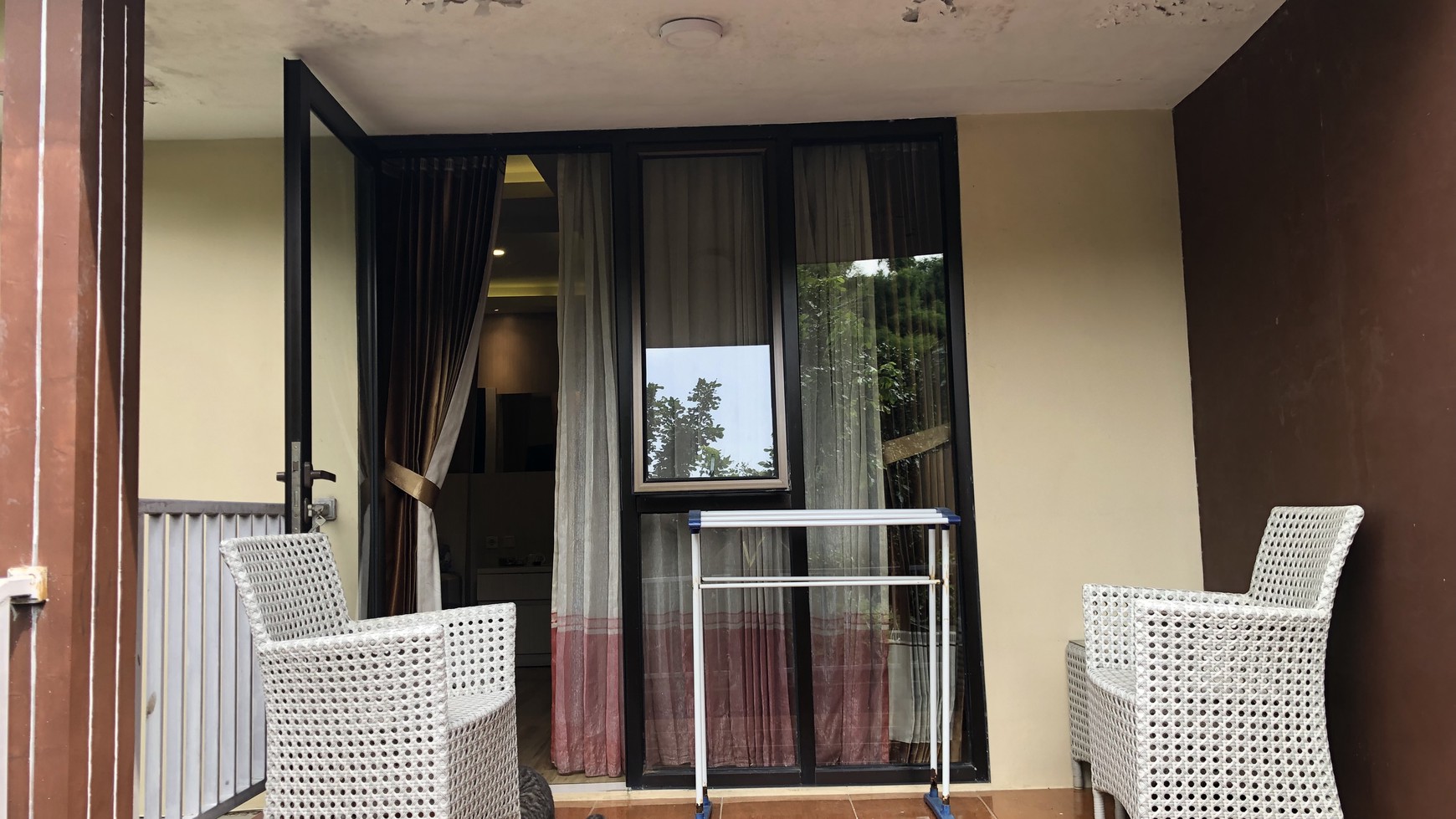 Rumah Hook di Delatinos BSD City ada Gazebo dekat Tol