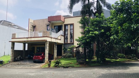 Rumah Hook di Delatinos BSD City ada Gazebo dan Kolam Ikan dekat Tol