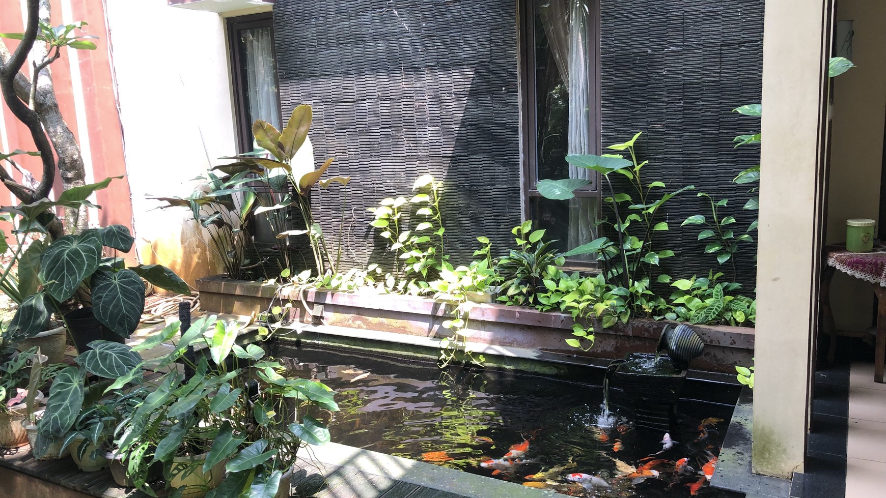 Rumah Hook di Delatinos BSD City ada Gazebo dan Kolam Ikan dekat Tol