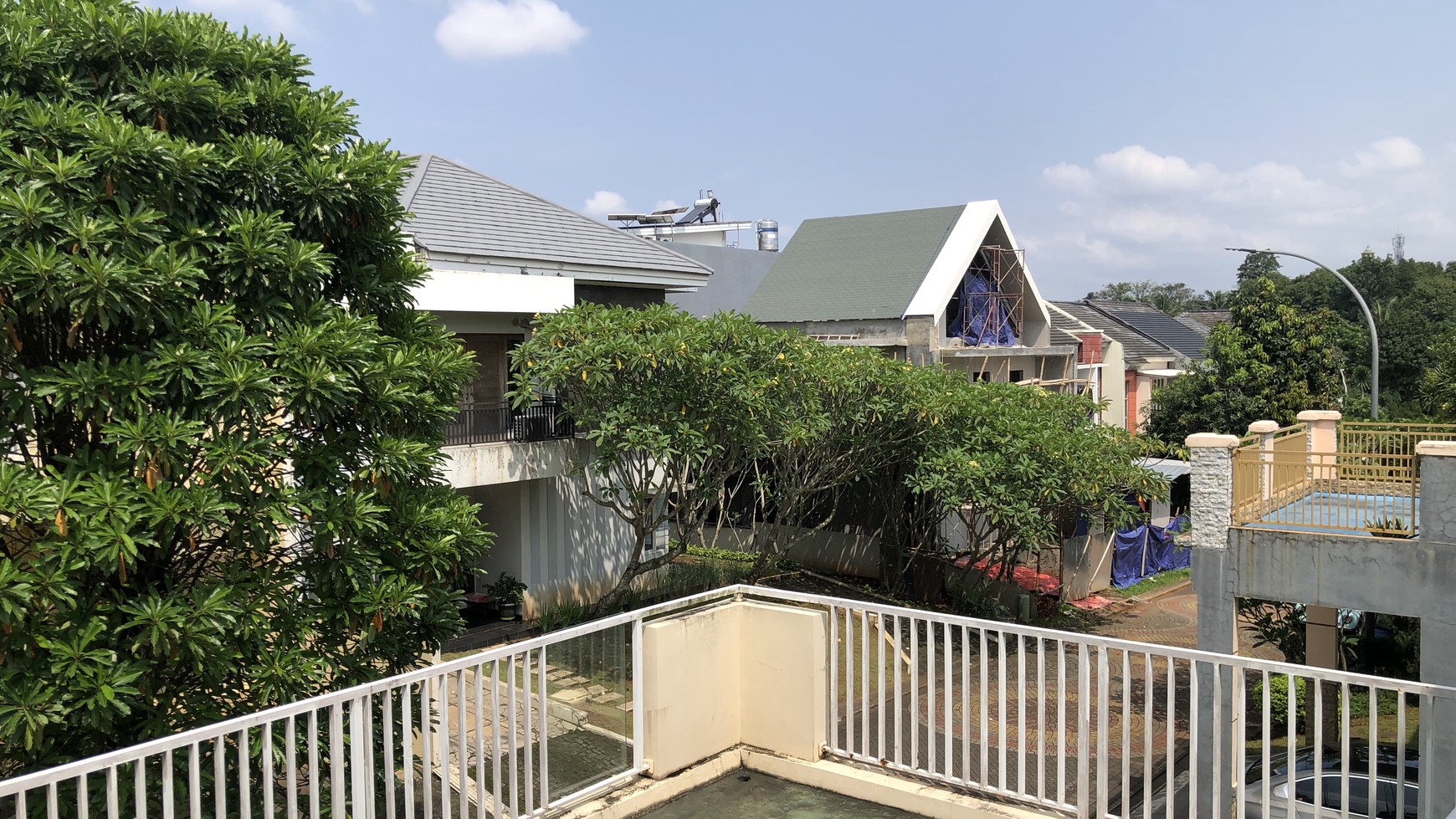 Rumah Hook di Delatinos BSD City ada Gazebo dan Kolam Ikan dekat Tol