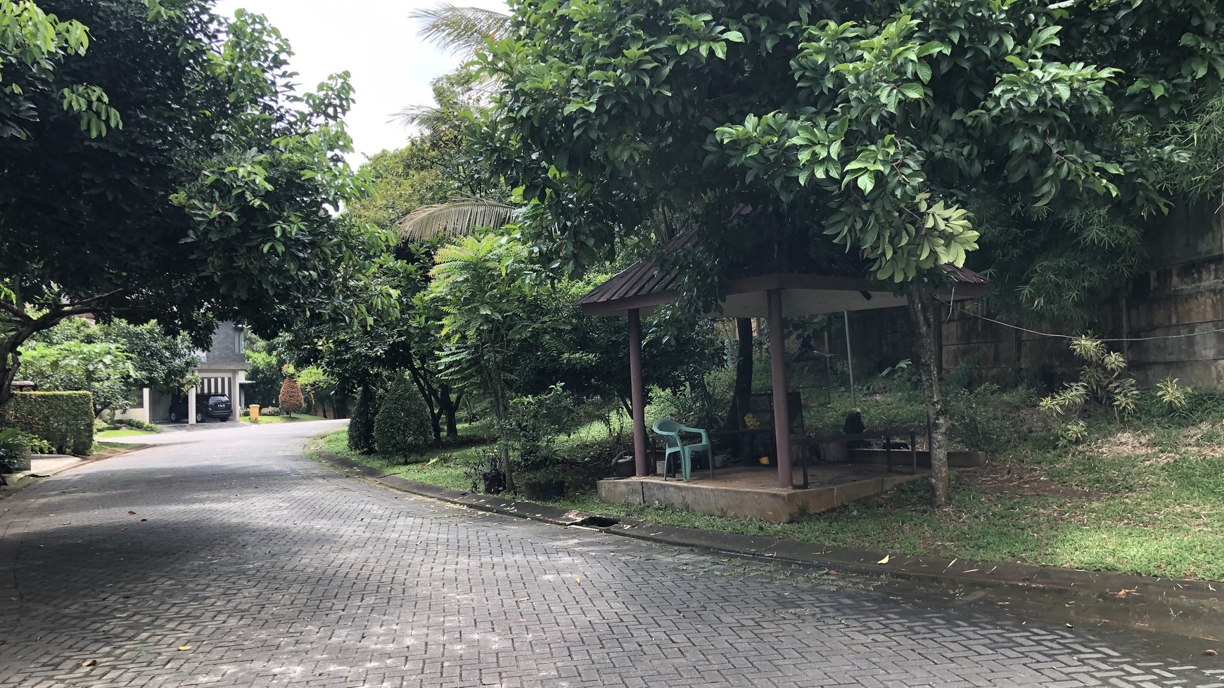 Rumah Hook di Delatinos BSD City ada Gazebo dan Kolam Ikan dekat Tol