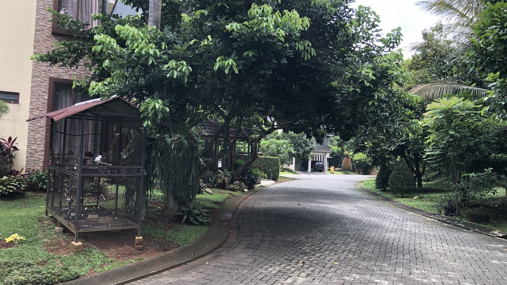 Rumah Hook di Delatinos BSD City ada Gazebo dan Kolam Ikan dekat Tol