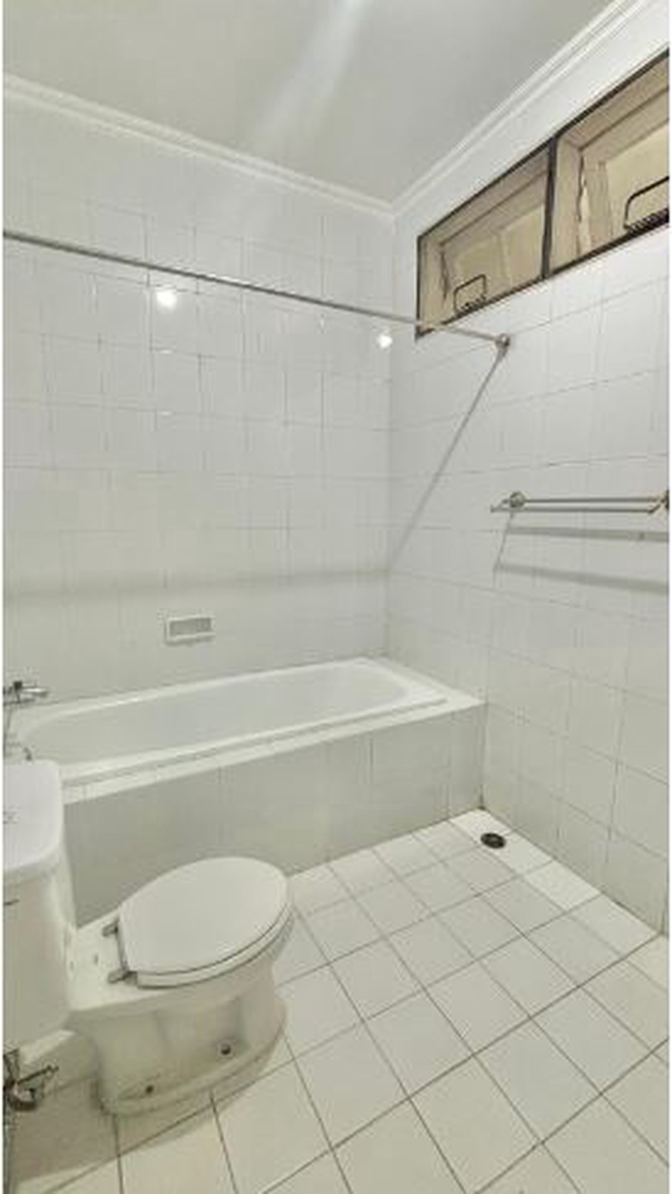 Rumah Asri Strategis LT/LB 300/160 m2 di Taman Bromo, Lippo Karawaci (JANGAN LEWATKAN!)