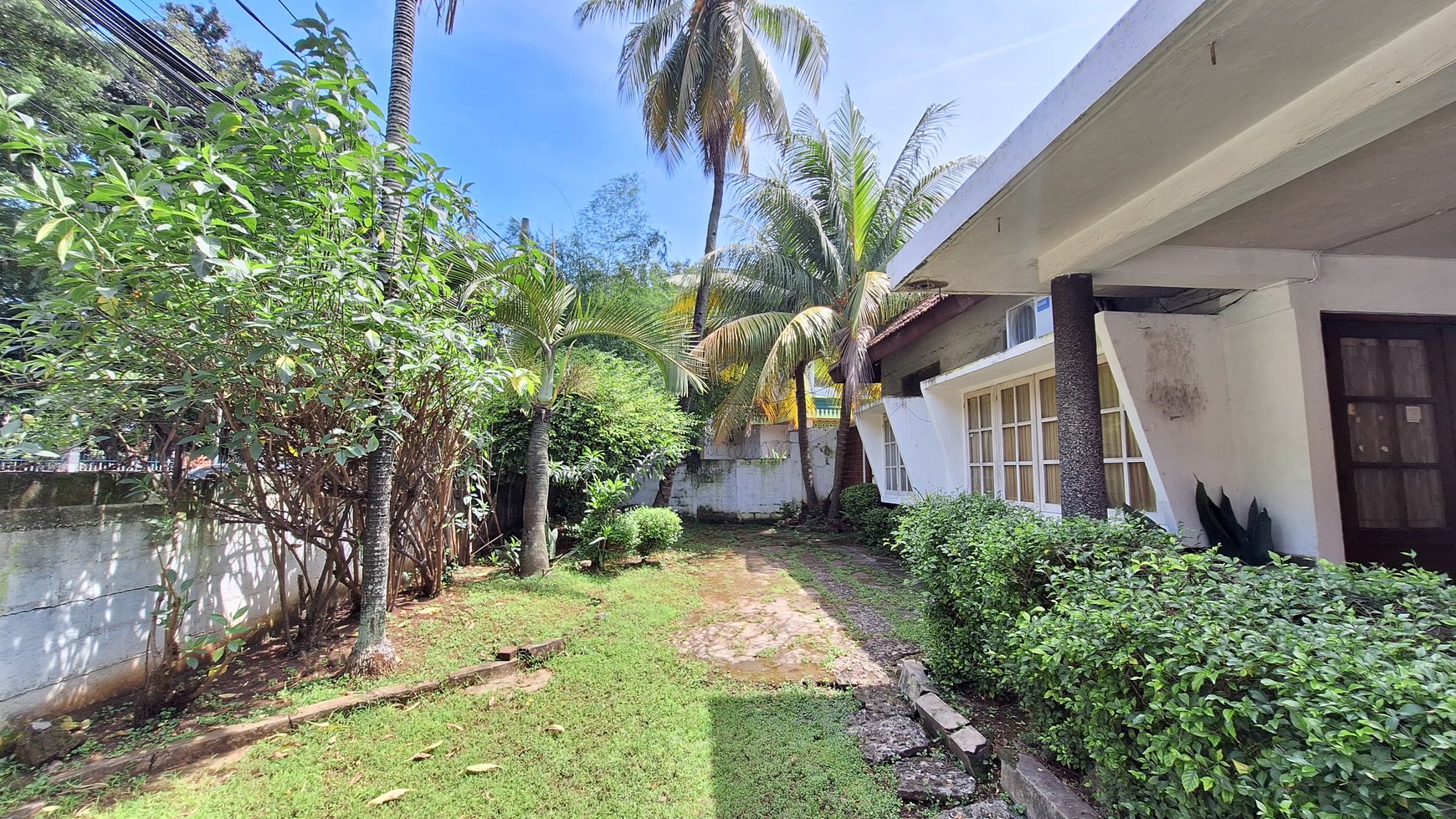 Dijual Rumah Lama (hitung tanah) di zona Komersil (K-1)