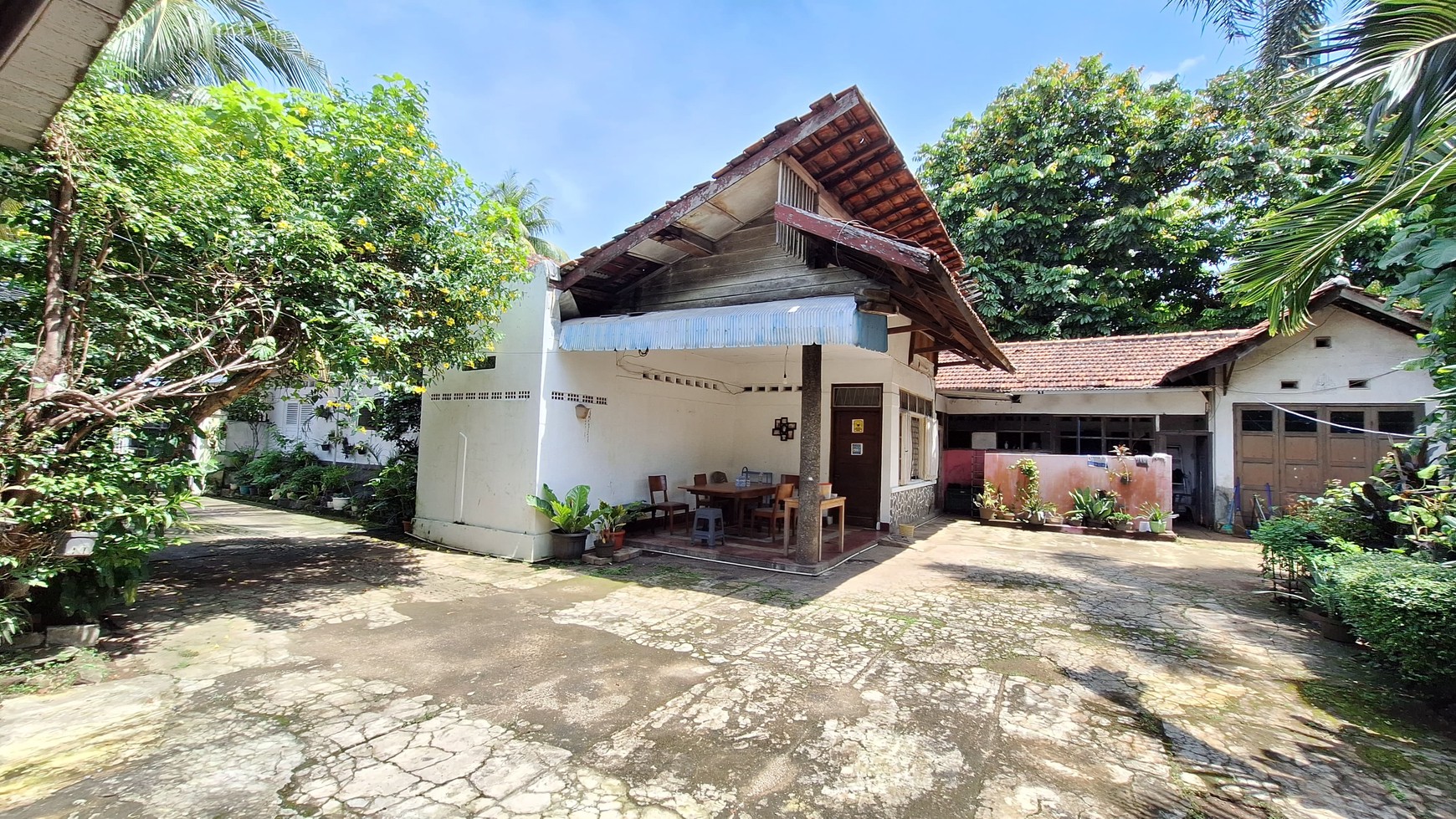 Dijual Rumah Lama (hitung tanah) di zona Komersil (K-1)