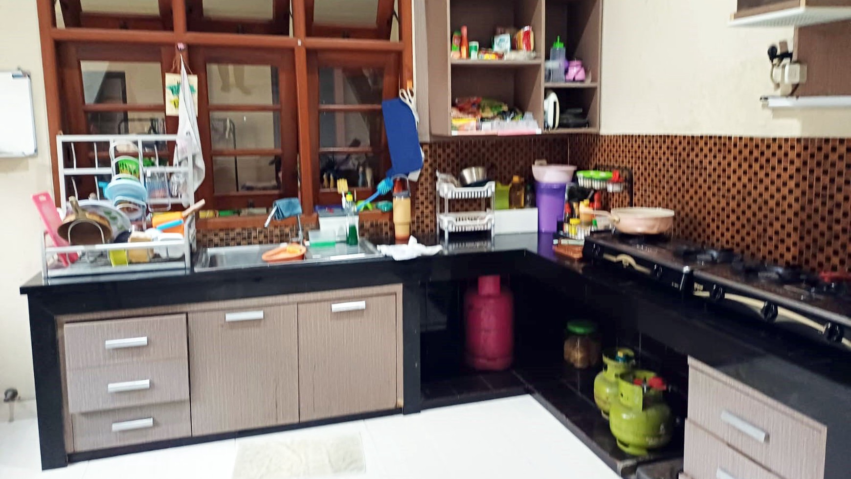 Rumah di Raya Kutisari Indah Surabaya Selatan, Semi Furnished, Siap Huni