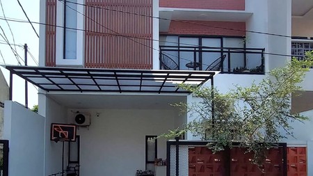 Dijual Rumah Bagus 2 Lantai Siap Huni Lokasi Strategis di Pondok Labu