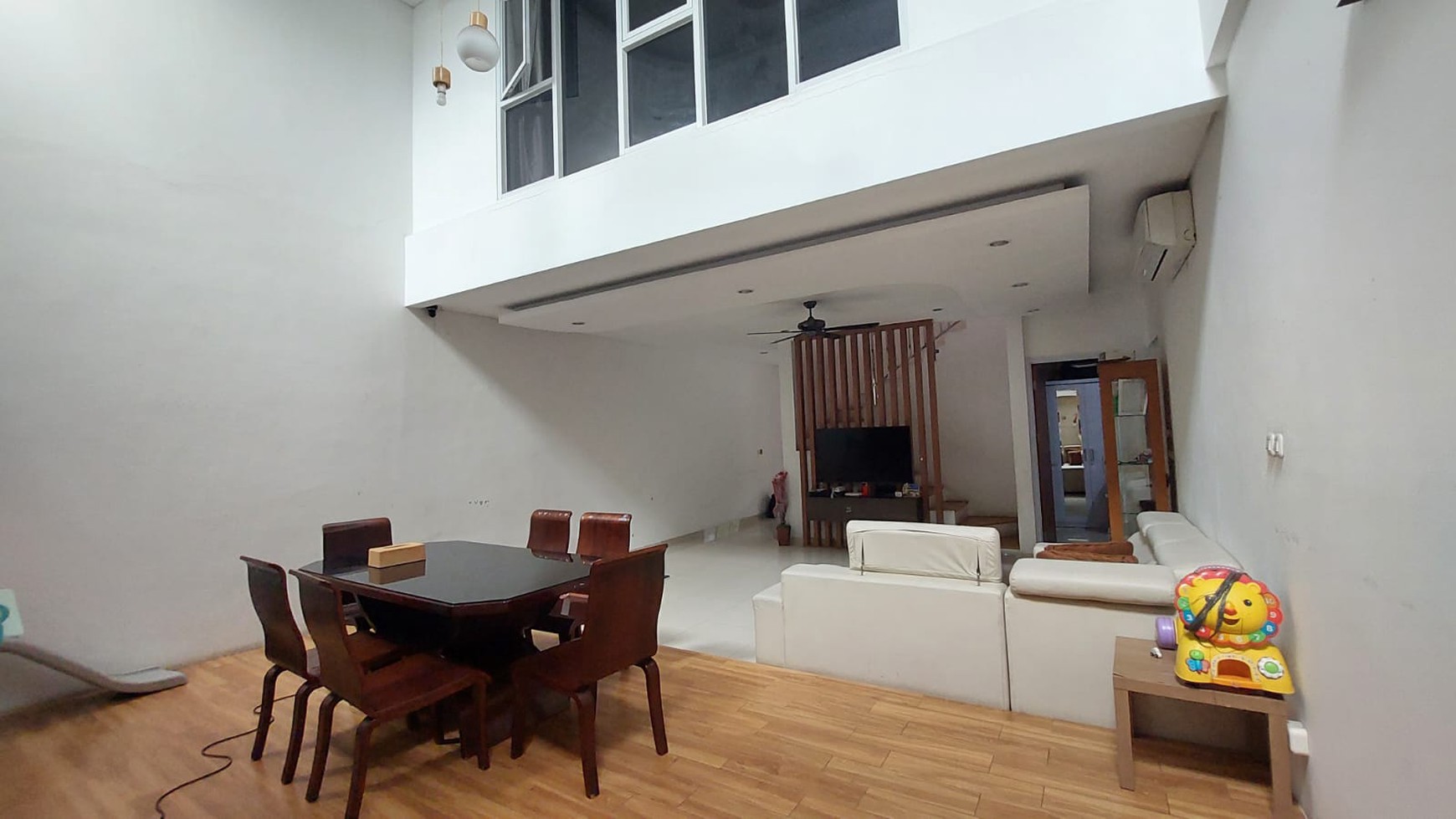 Rumah Modern Depan Taman Cluster Celebration Town Grand Wisata Bekasi