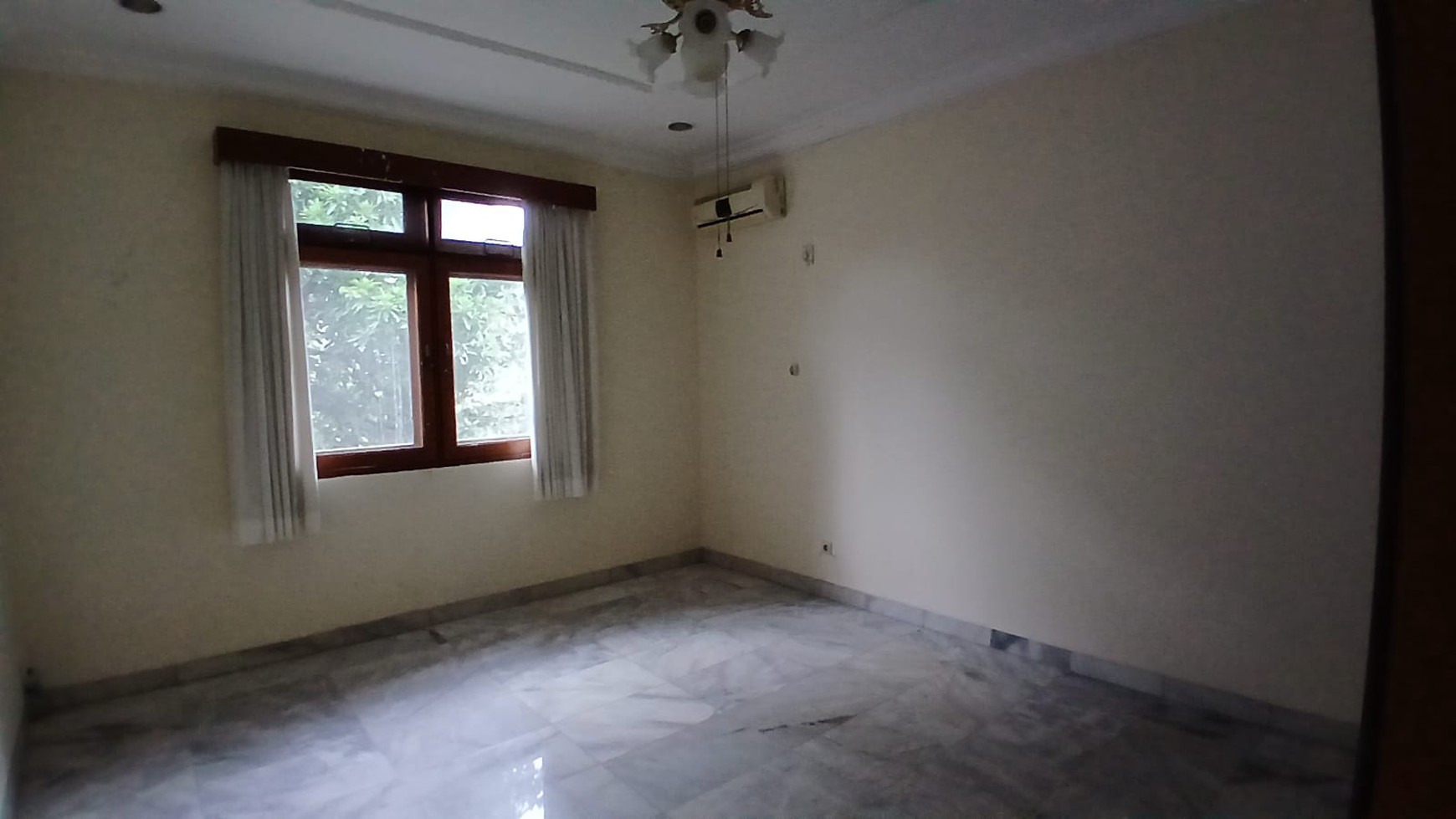 DIJUAL MURAH RUMAH DI KEMANG DALAM, penuh privacy, Nyaman