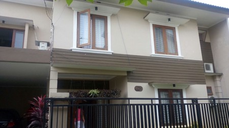 Rumah halaman luas, 2 lantai, bebas banjir di Bintaro