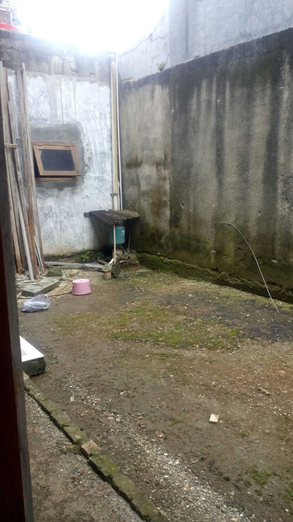 Rumah halaman luas, 2 lantai, bebas banjir di Bintaro