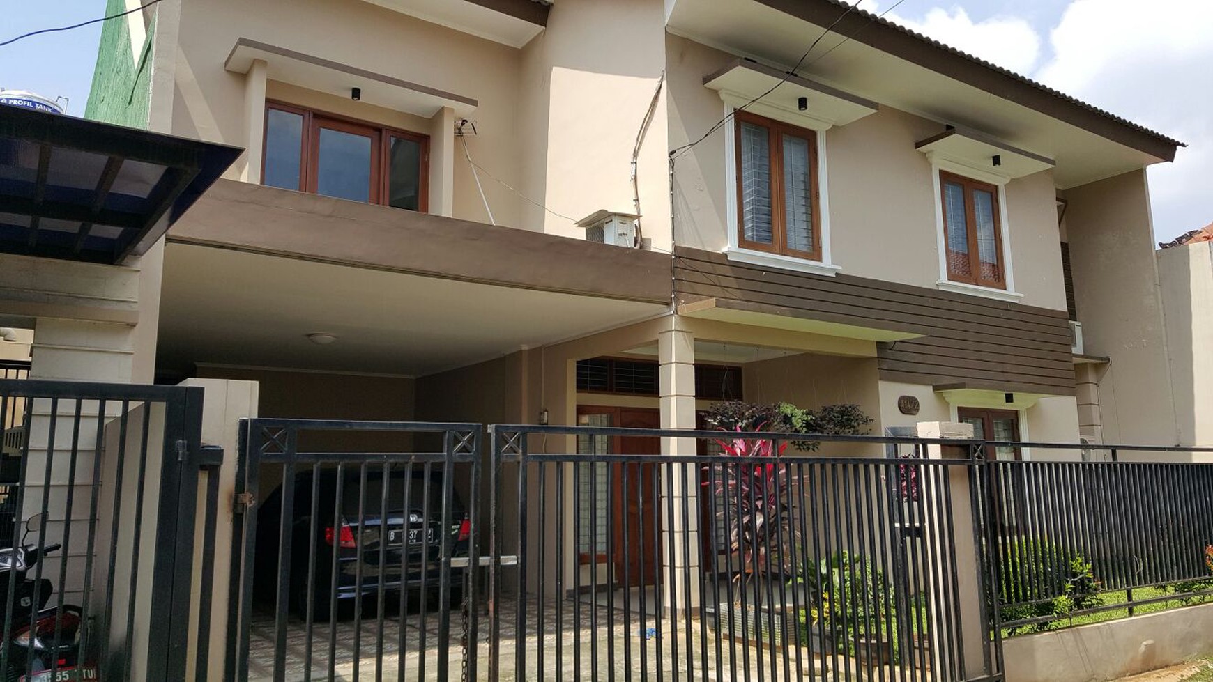 Rumah halaman luas, 2 lantai, bebas banjir di Bintaro