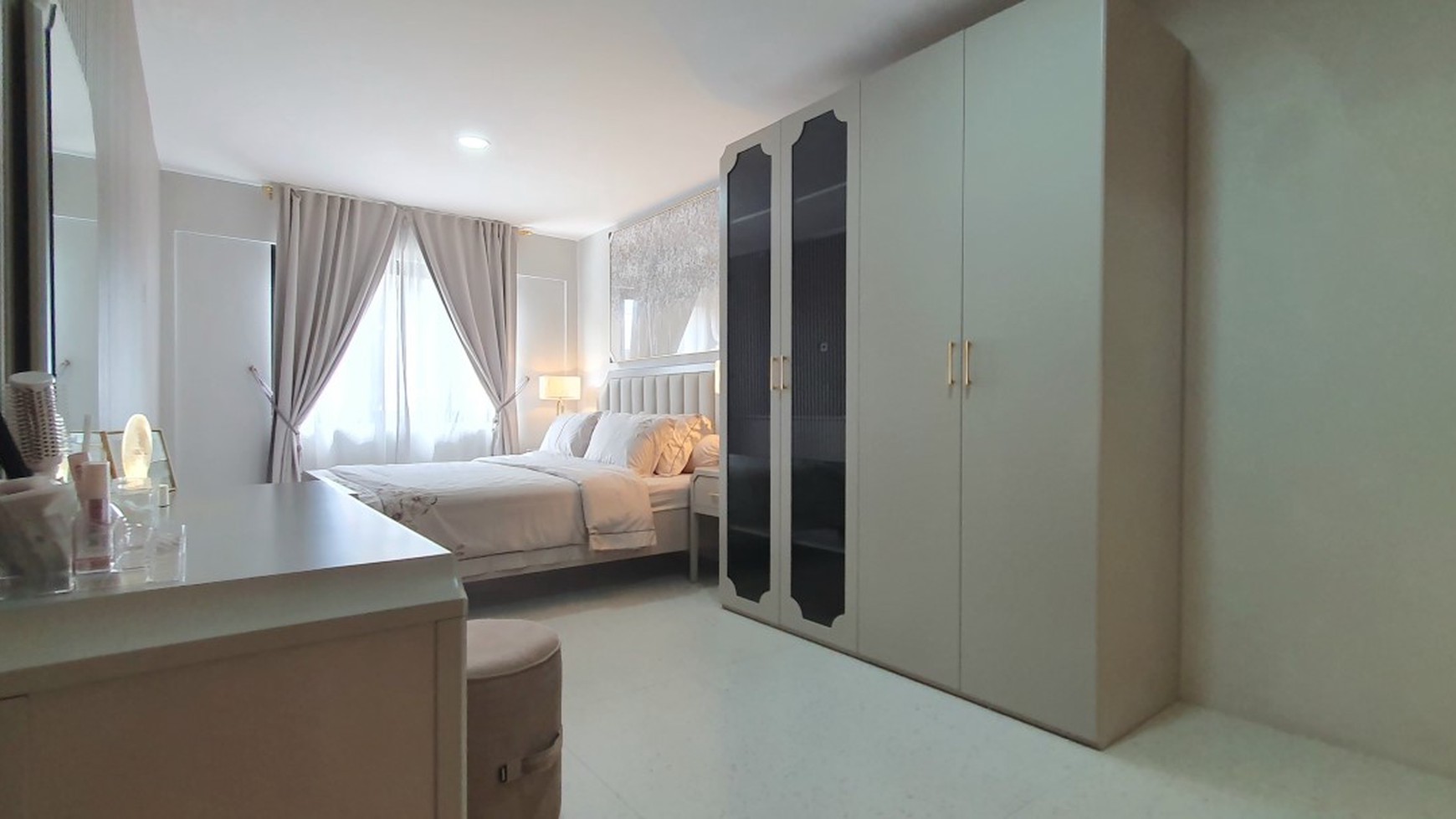 Rumah Hoek Gaya Japan di di Kelapa Molek, Kelapa Gading, Furnished modern