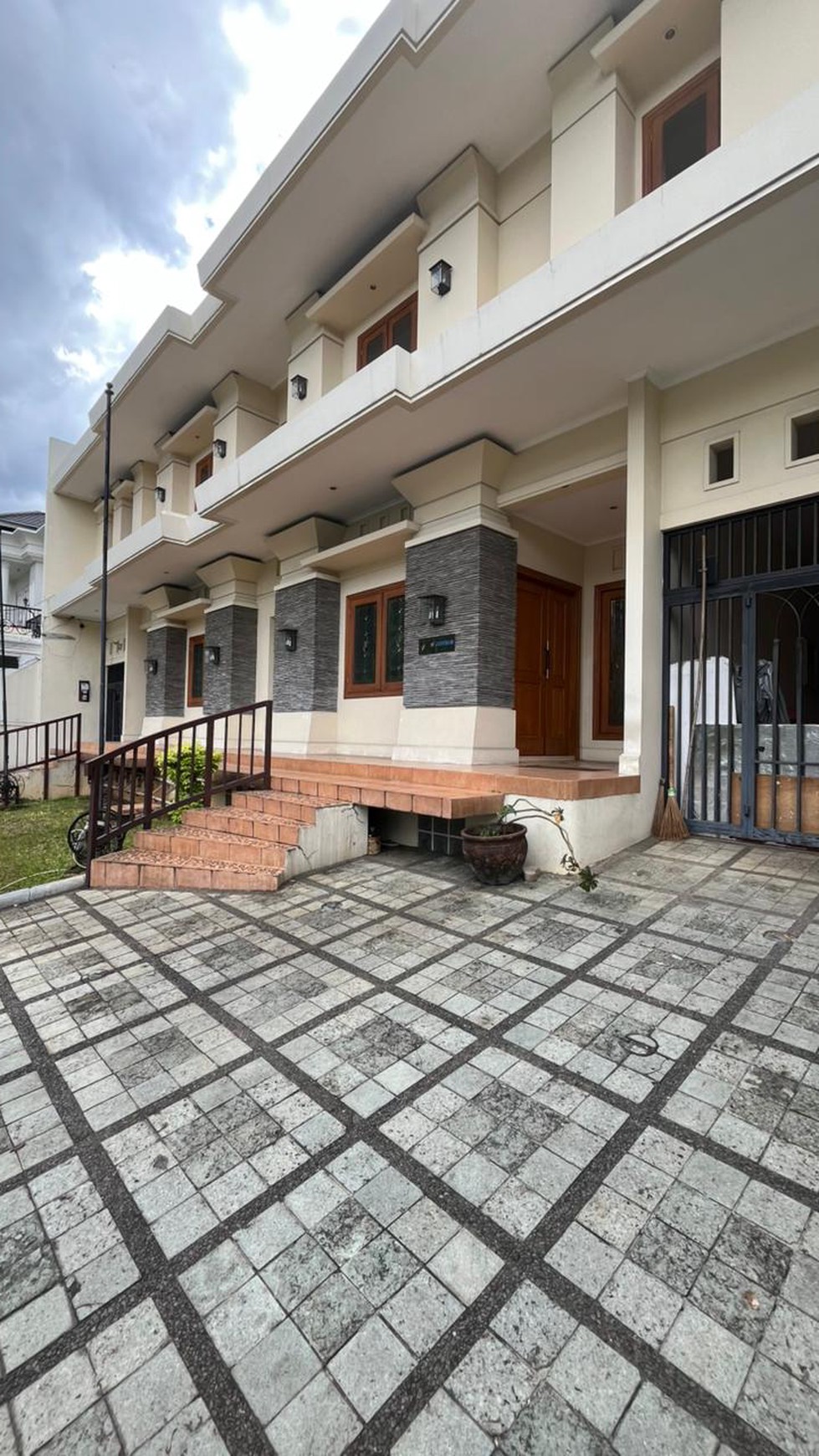 Rumah Luas di Pondok Indah Jakarta Selatan Negotiable 