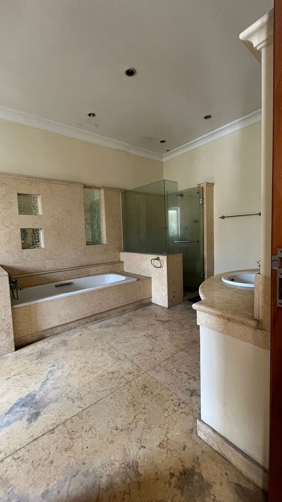 Rumah Luas di Pondok Indah Jakarta Selatan Negotiable 